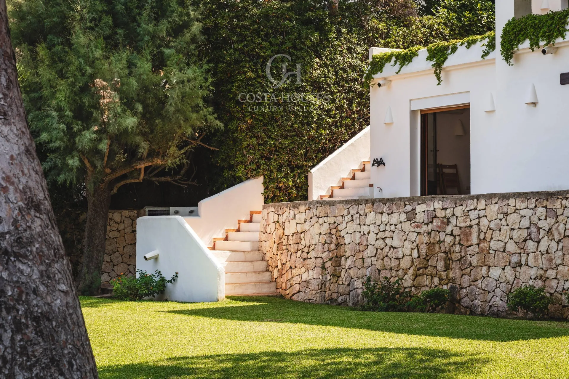 2803VL_BLAVA - VILLA BLAVA · LUZ IBICENCA EN PRIMERA LINEA DEL MAR EN JAVEA XABIA