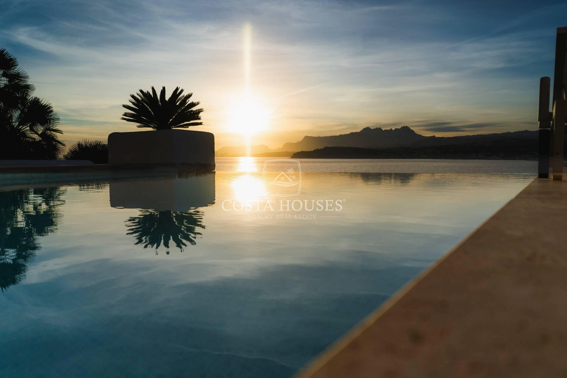 2406VL_PUERTOSOL - ❶ IBIZA VILLA FRENTE AL MAR EN MORAIRA, Costa Blanca | Exclusive SEAFRONT IBIZA VILLA in Moraira