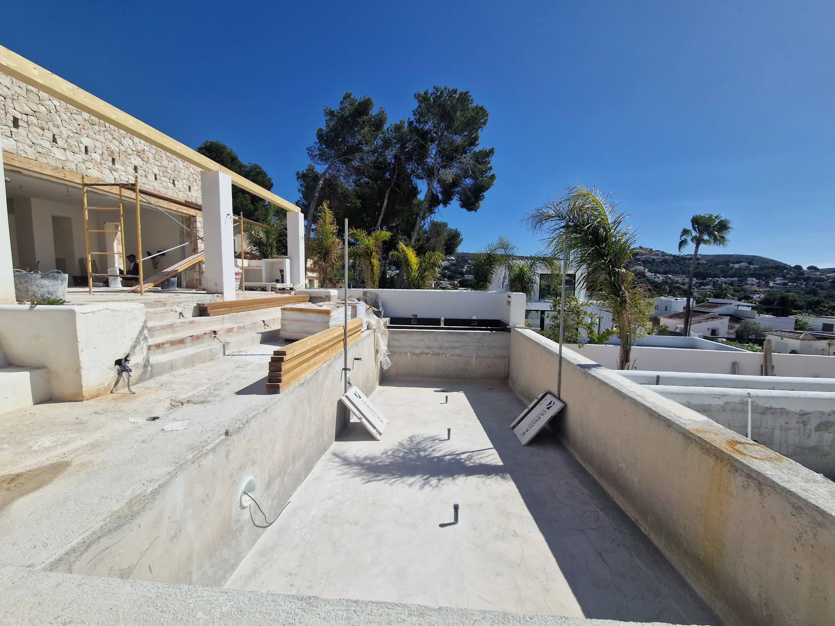 2847VL_AURA - VILLA AURA · OBRA NUEVA DE LUJO DONDE EL MAR SE CONVIERTE EN HORIZONTE EN MORAIRA