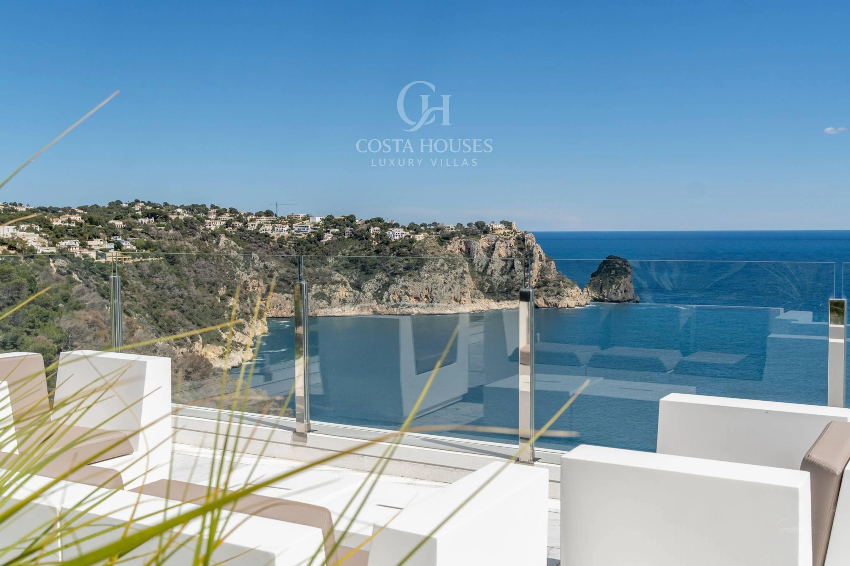 2736VL_THEIA - VILLA THEIA · ARQUITECTURA CONTEMPORÁNEA EN PRIMERA LÍNEA DE MAR Y ACANTILADO EN GRANADELLA, JÁVEA ALICANTE