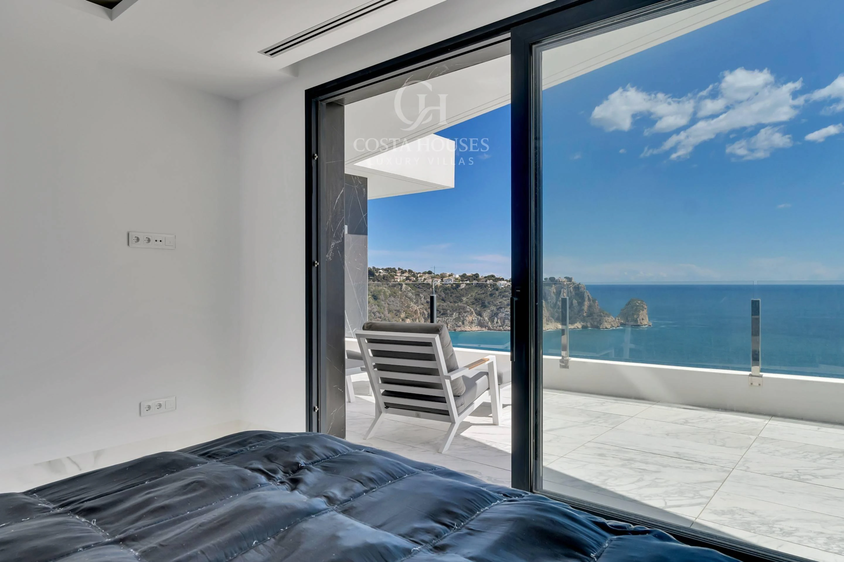 2736VL_THEIA - VILLA THEIA · ARQUITECTURA CONTEMPORÁNEA EN PRIMERA LÍNEA DE MAR Y ACANTILADO EN GRANADELLA, JÁVEA ALICANTE
