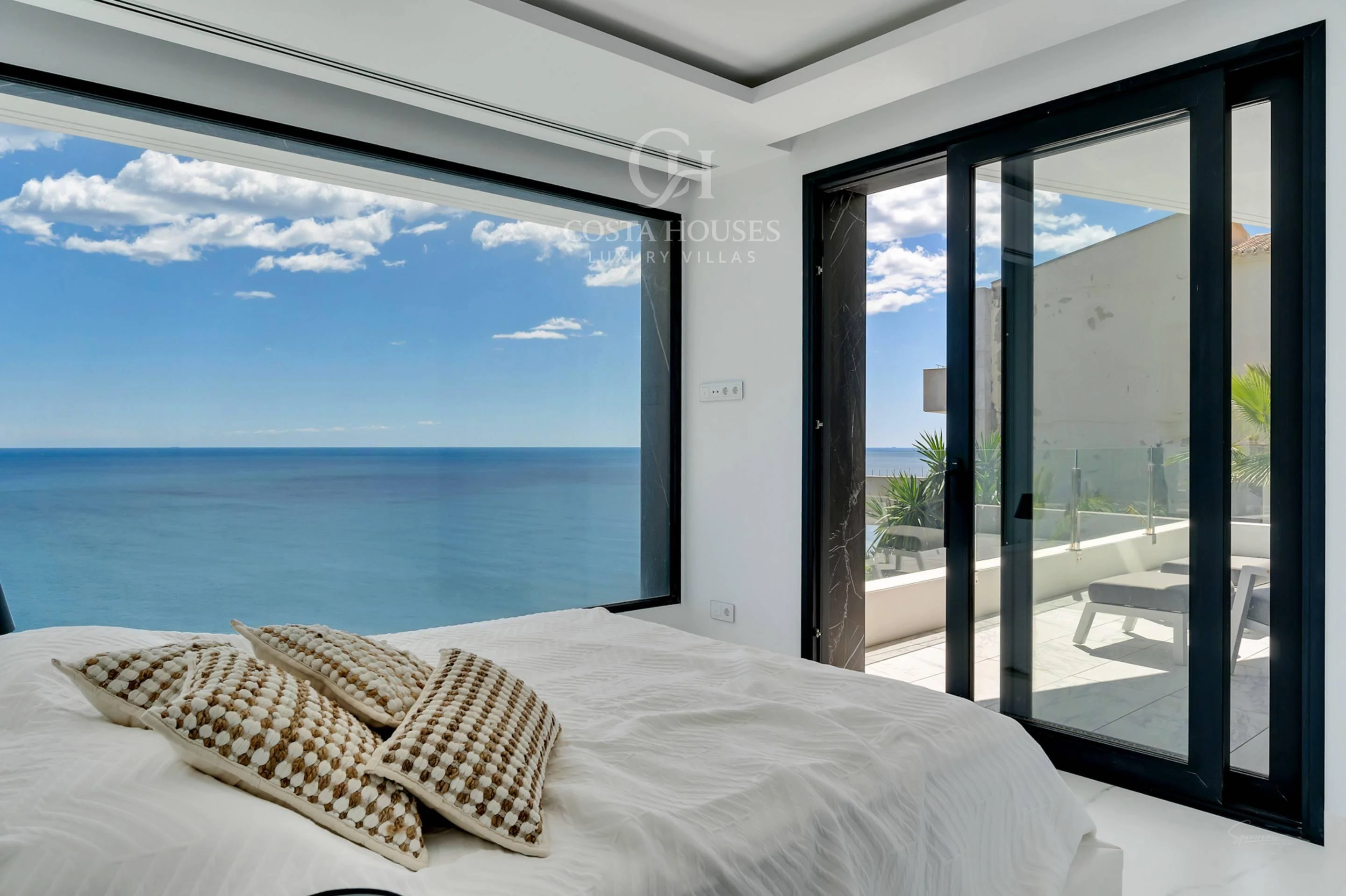 2736VL_THEIA - VILLA THEIA · ARQUITECTURA CONTEMPORÁNEA EN PRIMERA LÍNEA DE MAR Y ACANTILADO EN GRANADELLA, JÁVEA ALICANTE