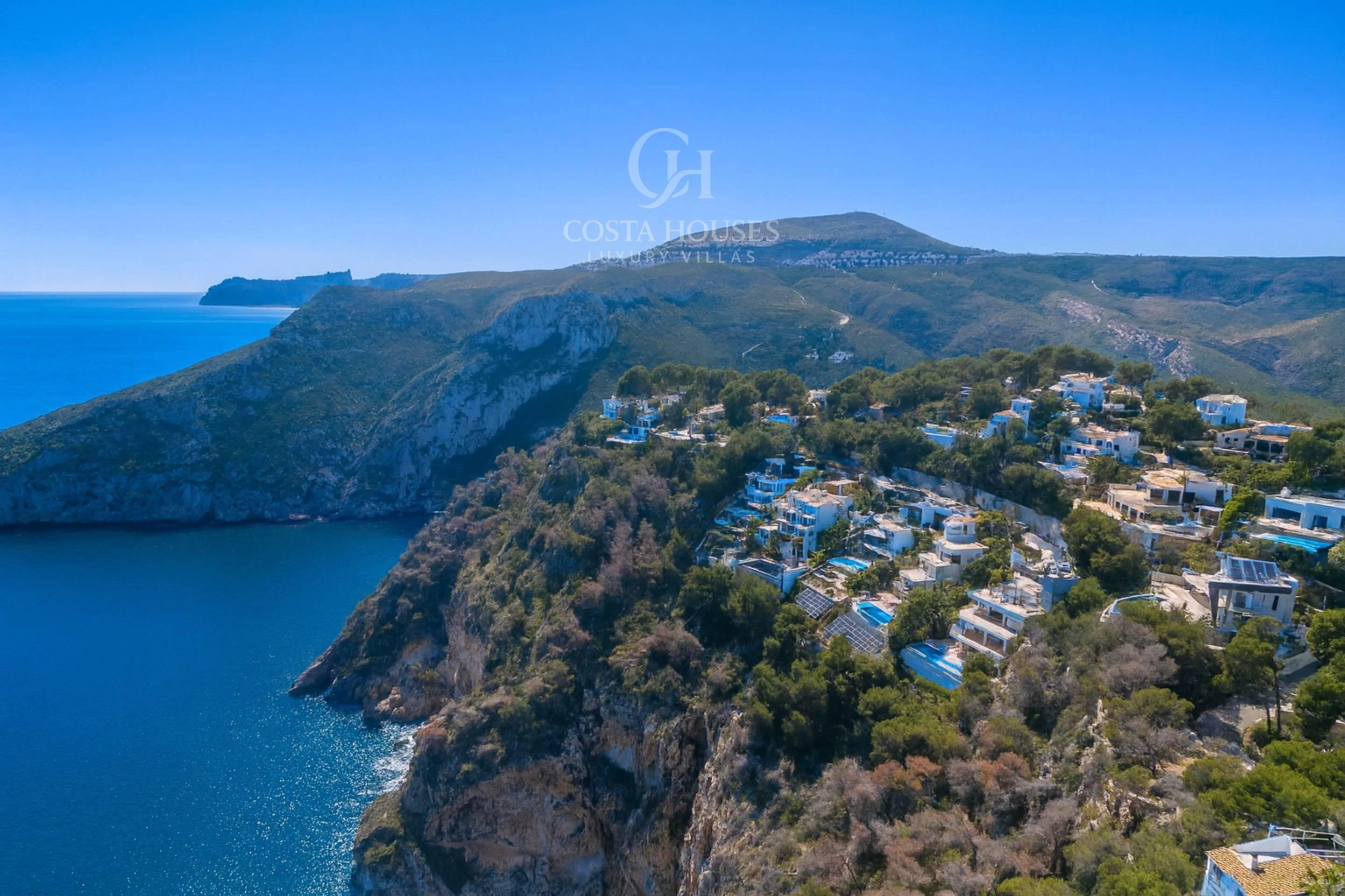 2736VL_THEIA - VILLA THEIA · ARQUITECTURA CONTEMPORÁNEA EN PRIMERA LÍNEA DE MAR Y ACANTILADO EN GRANADELLA, JÁVEA ALICANTE
