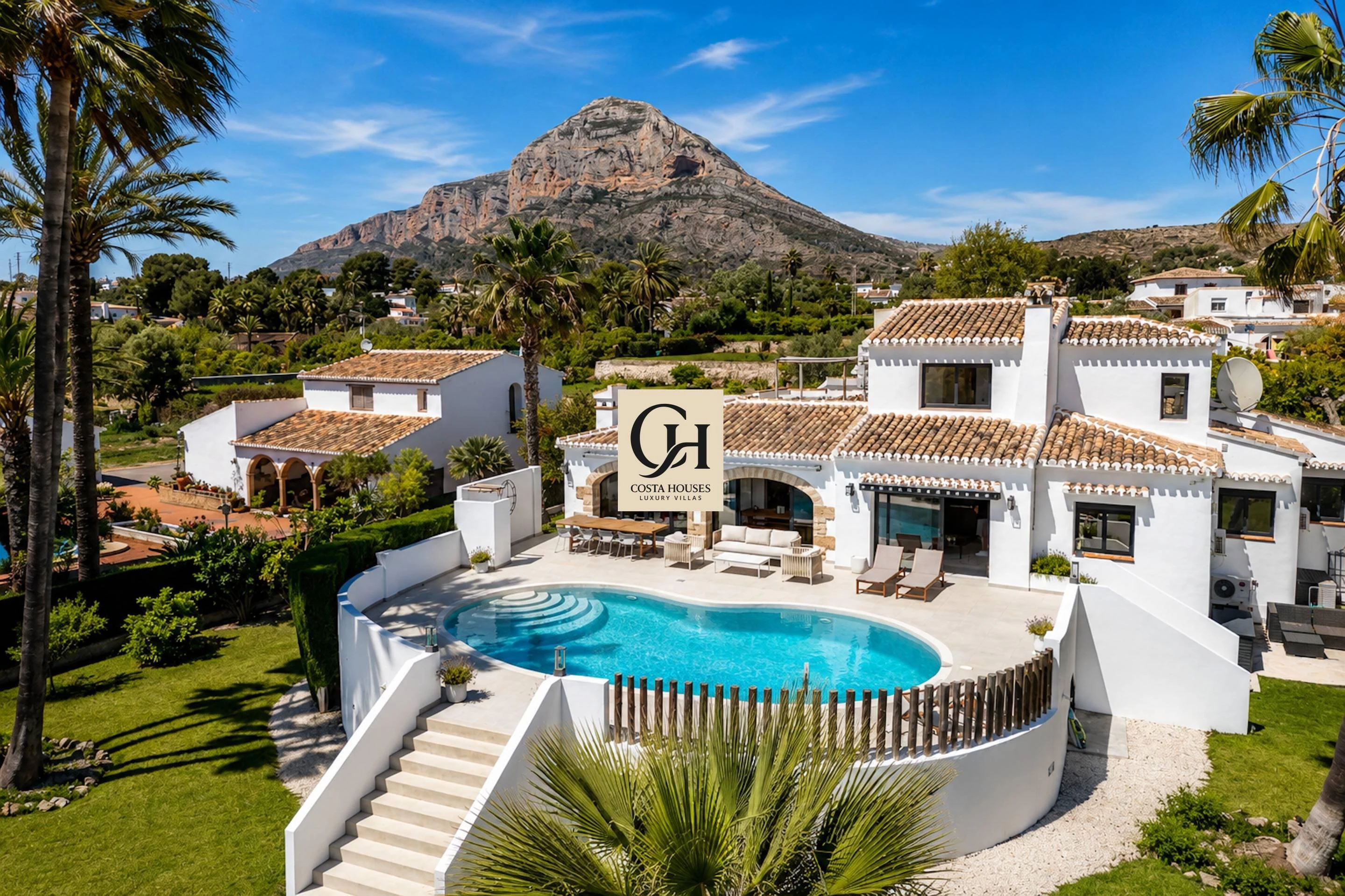 VILLA MONTECALMA · REFUGIO MEDITERRÁNEO CONTEMPORÁNEO CON VISTAS AL MONTGÓ EN JÁVEA