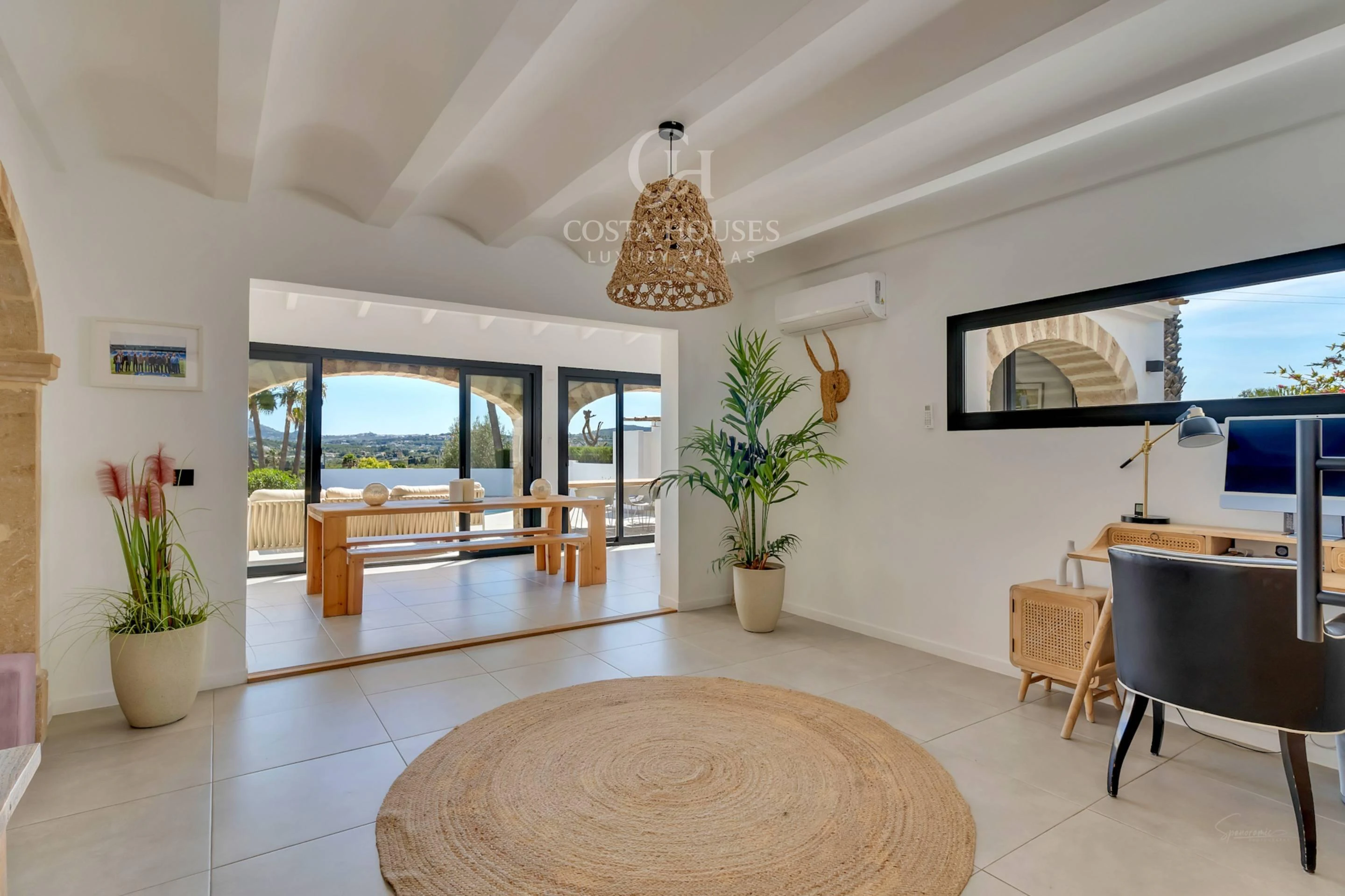 VILLA MONTECALMA · REFUGIO MEDITERRÁNEO CONTEMPORÁNEO CON VISTAS AL MONTGÓ EN JÁVEA