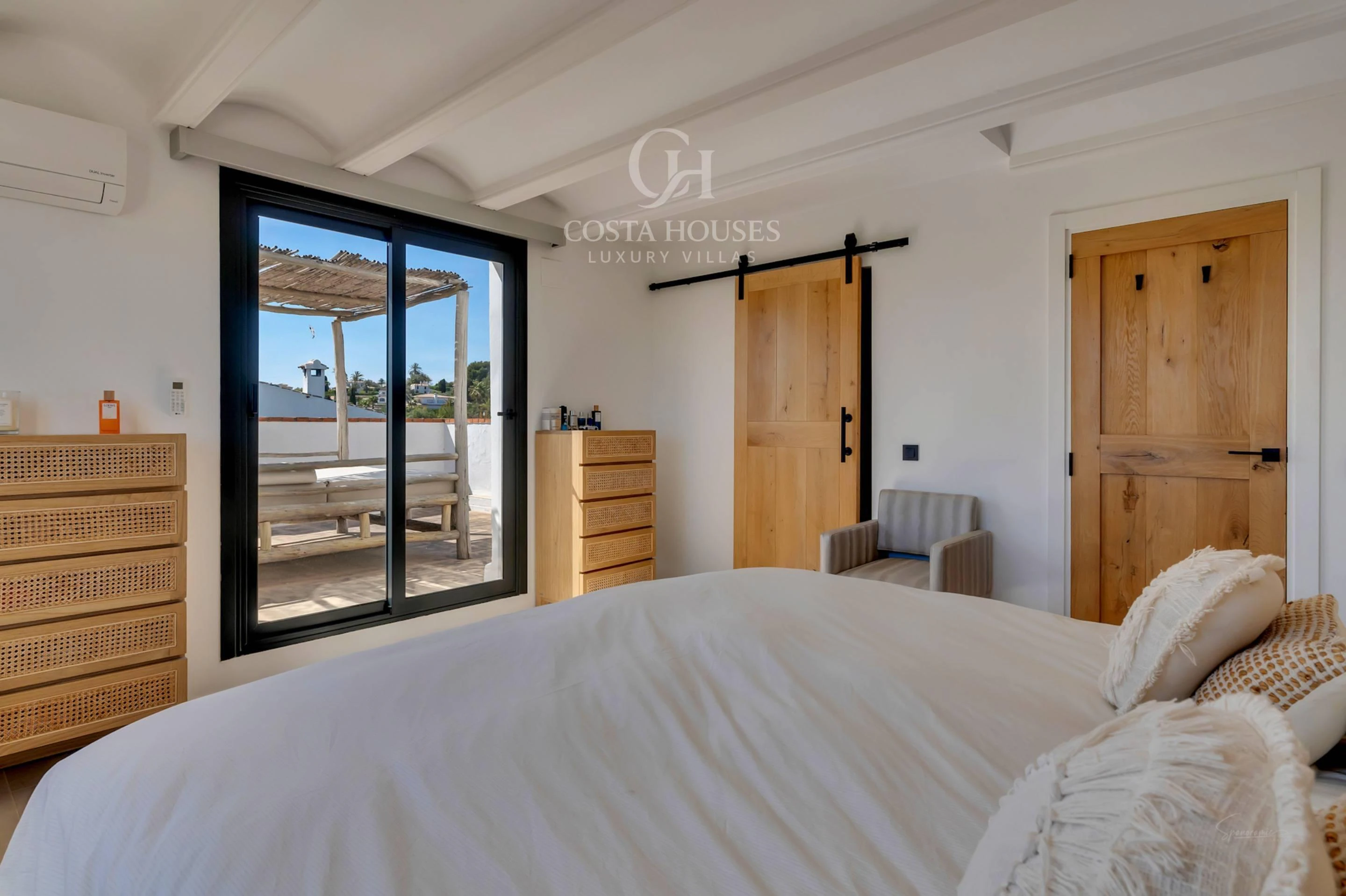 VILLA MONTECALMA · REFUGIO MEDITERRÁNEO CONTEMPORÁNEO CON VISTAS AL MONTGÓ EN JÁVEA
