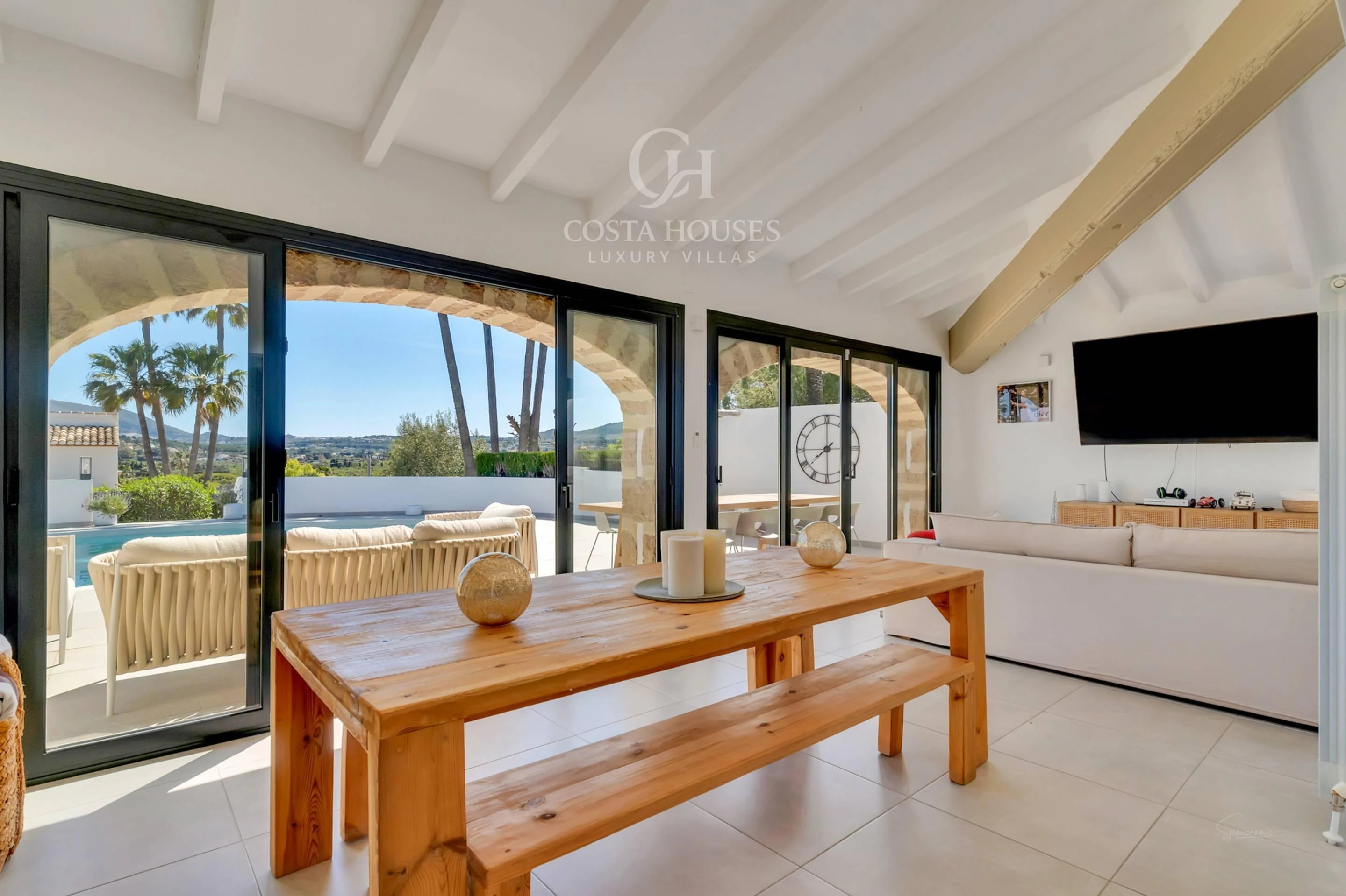 VILLA MONTECALMA · REFUGIO MEDITERRÁNEO CONTEMPORÁNEO CON VISTAS AL MONTGÓ EN JÁVEA