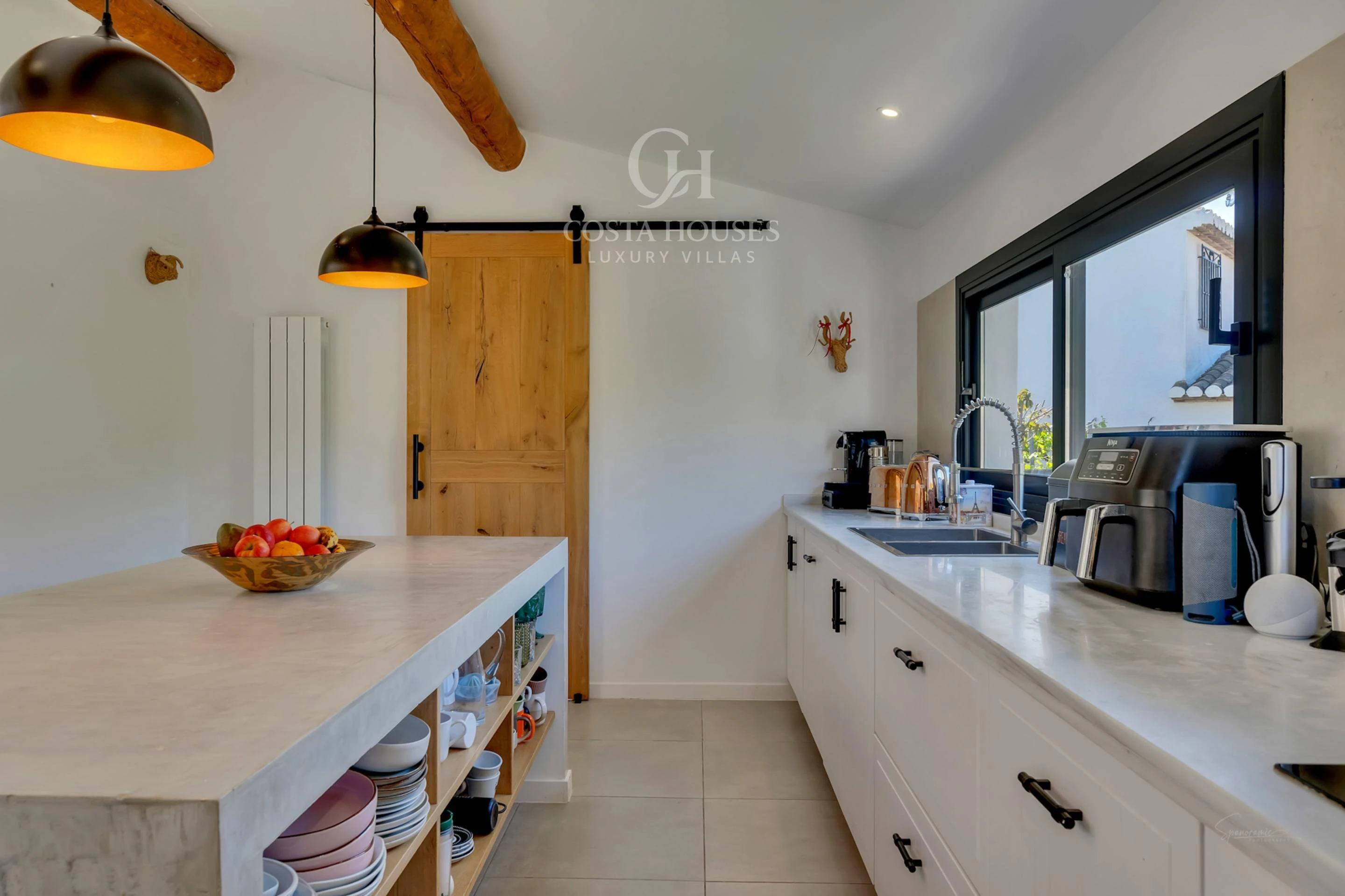 VILLA MONTECALMA · REFUGIO MEDITERRÁNEO CONTEMPORÁNEO CON VISTAS AL MONTGÓ EN JÁVEA