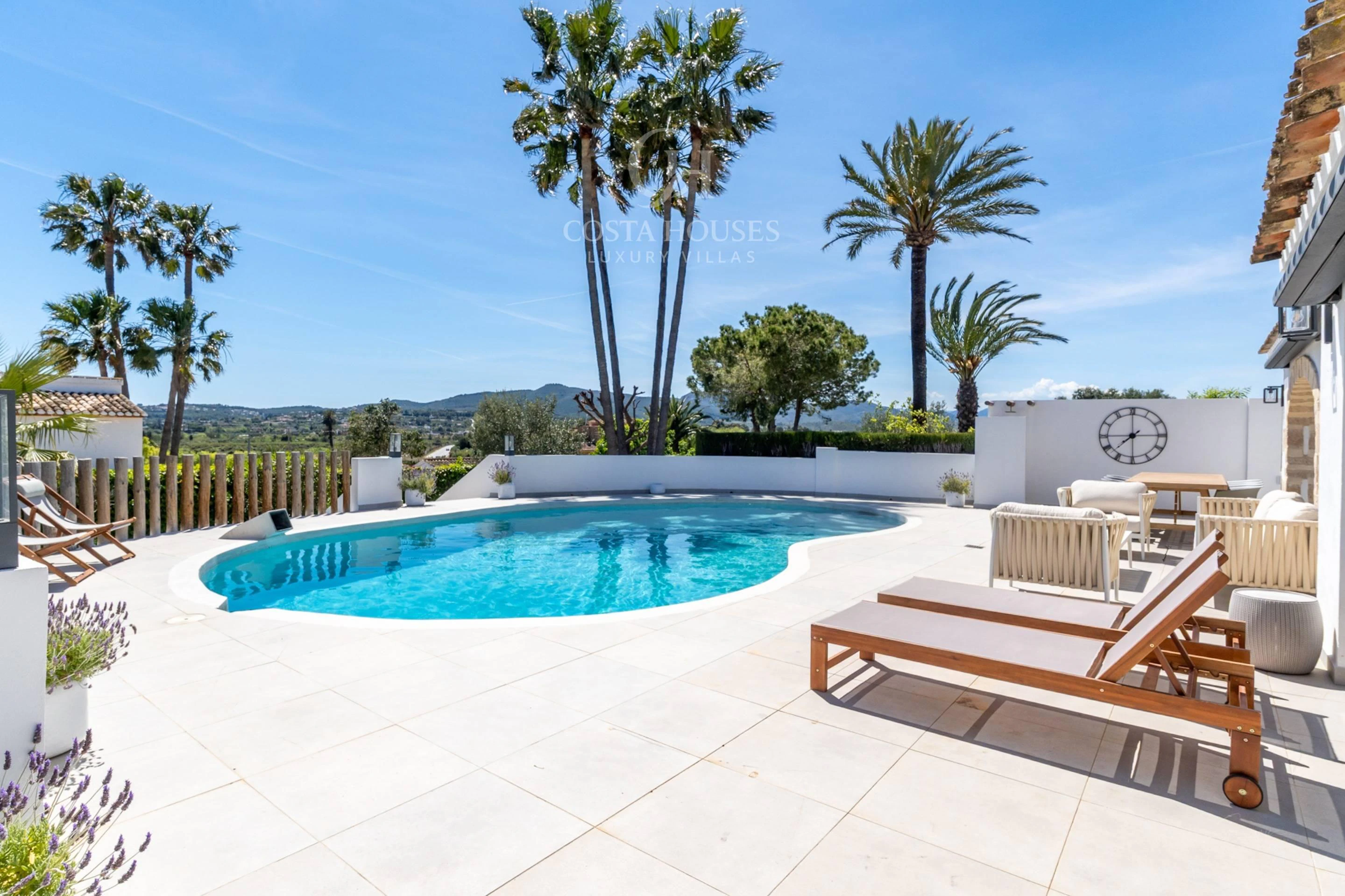 VILLA MONTECALMA · REFUGIO MEDITERRÁNEO CONTEMPORÁNEO CON VISTAS AL MONTGÓ EN JÁVEA