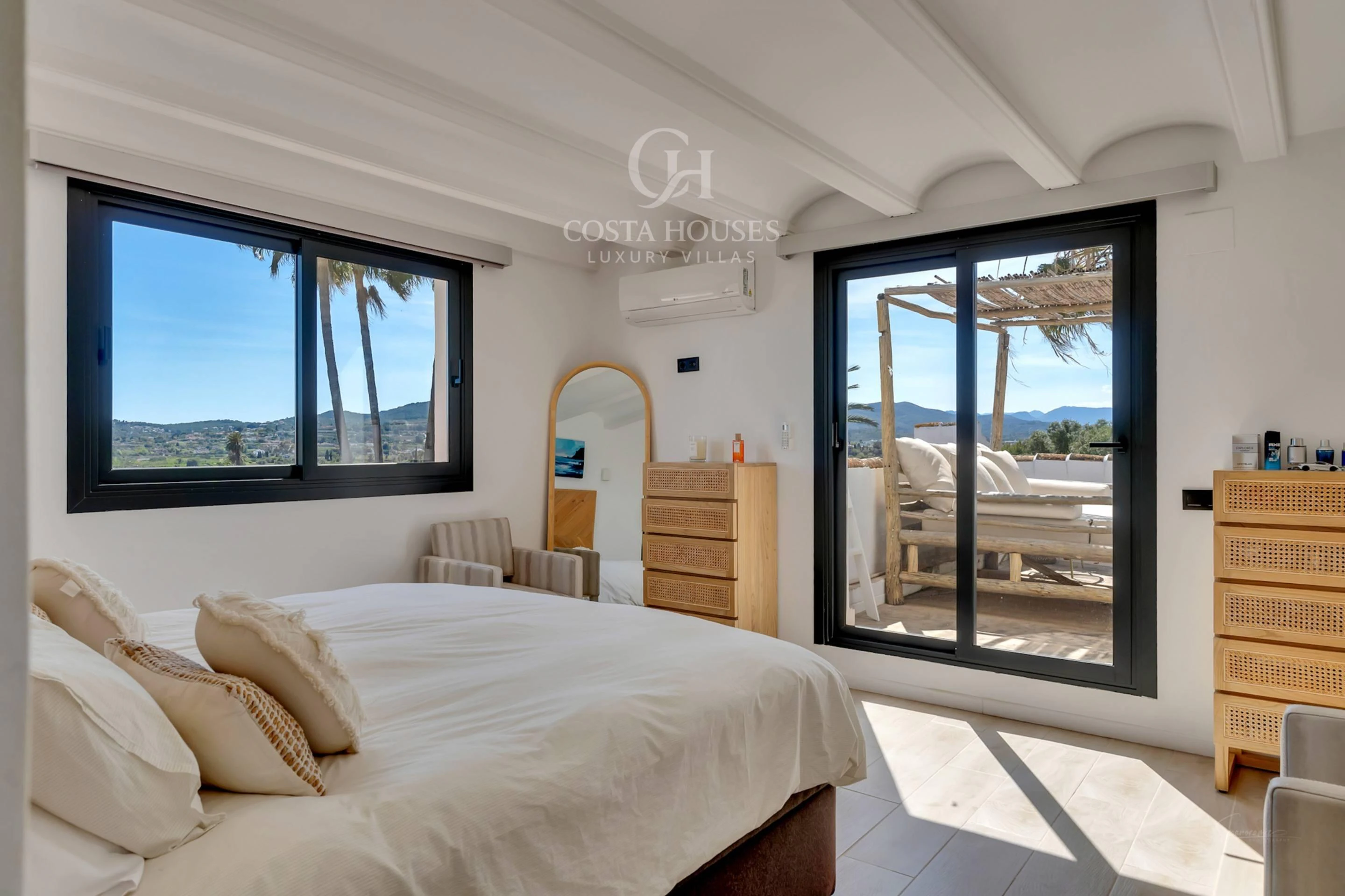 VILLA MONTECALMA · REFUGIO MEDITERRÁNEO CONTEMPORÁNEO CON VISTAS AL MONTGÓ EN JÁVEA