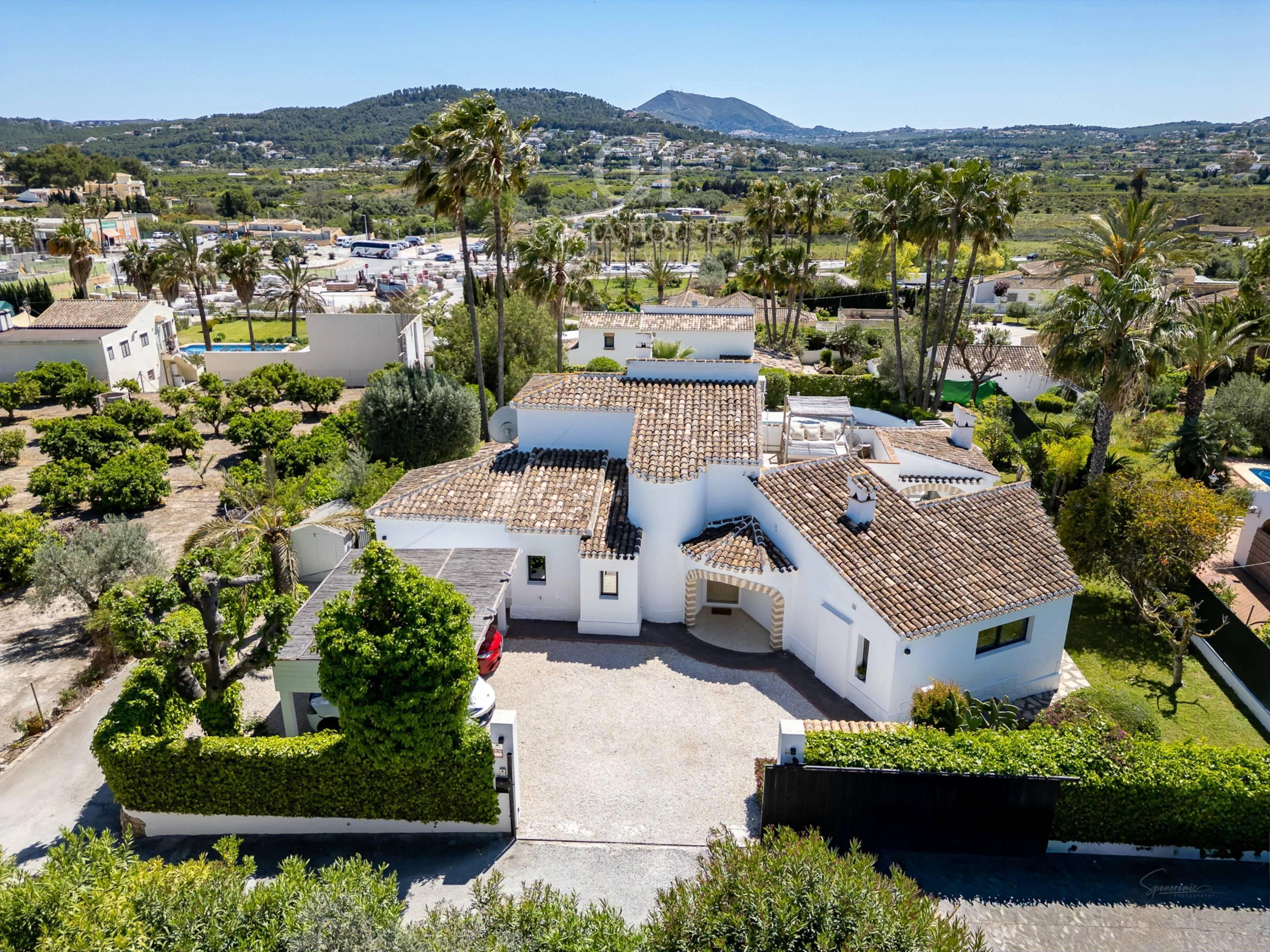 VILLA MONTECALMA · REFUGIO MEDITERRÁNEO CONTEMPORÁNEO CON VISTAS AL MONTGÓ EN JÁVEA