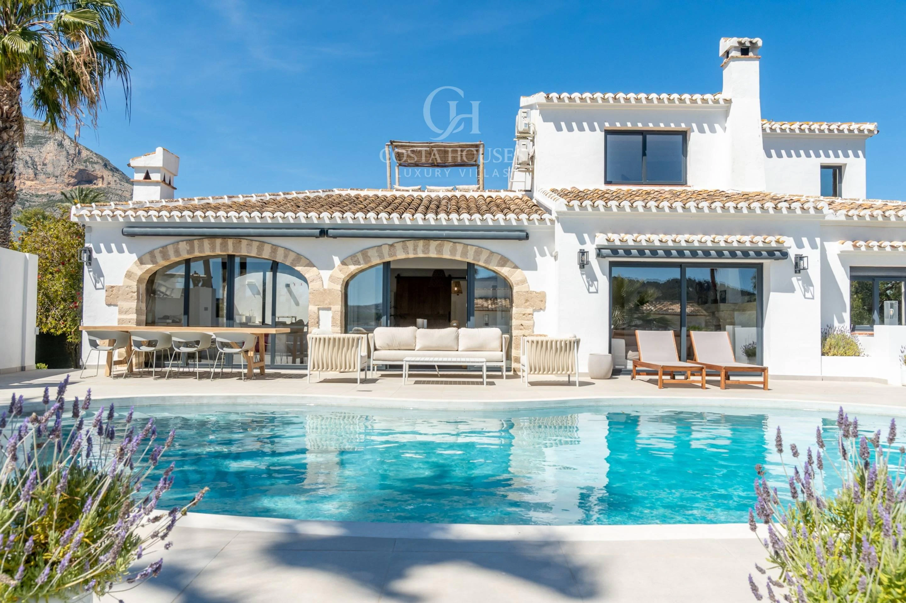 VILLA MONTECALMA · REFUGIO MEDITERRÁNEO CONTEMPORÁNEO CON VISTAS AL MONTGÓ EN JÁVEA