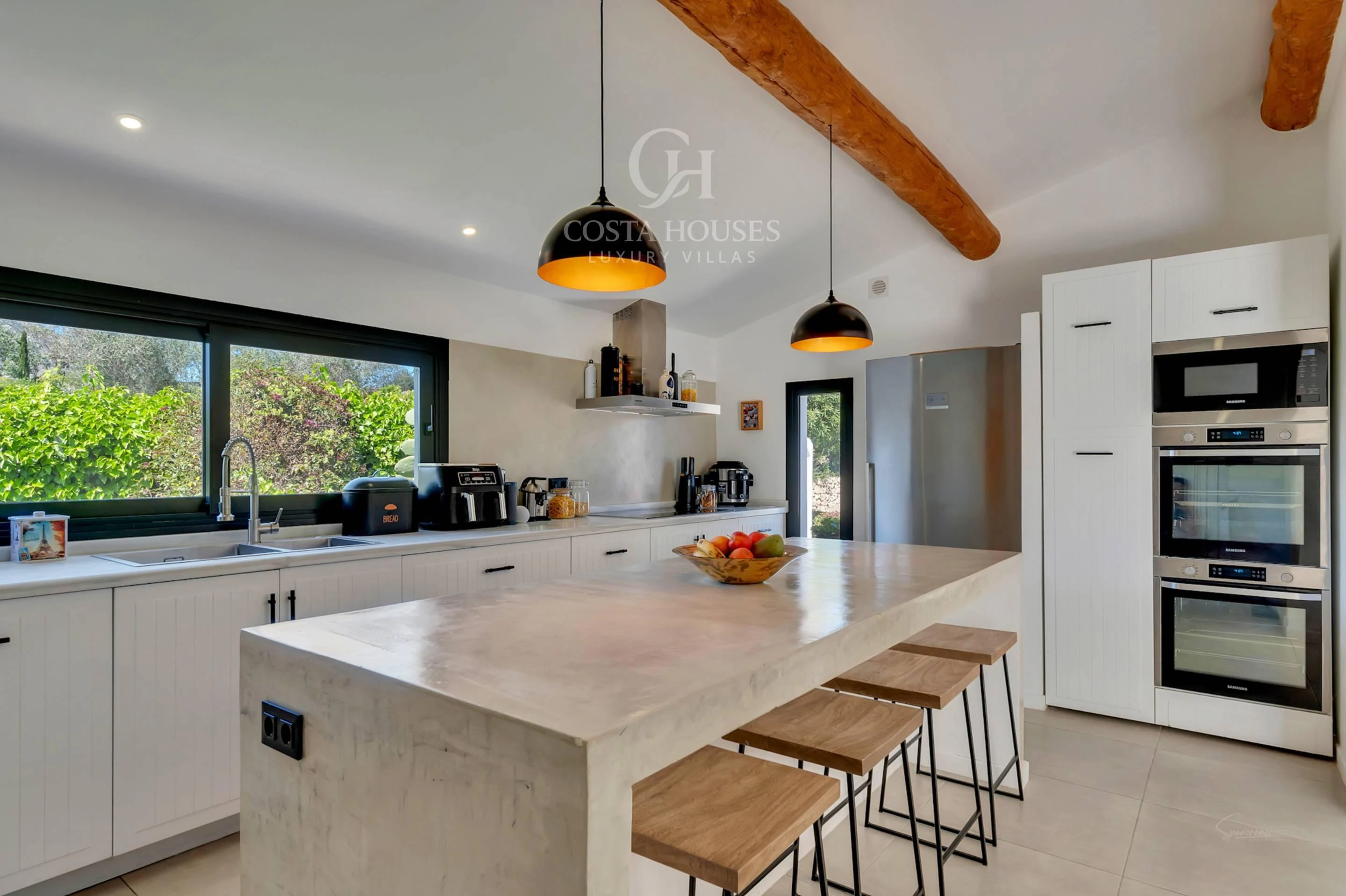 VILLA MONTECALMA · REFUGIO MEDITERRÁNEO CONTEMPORÁNEO CON VISTAS AL MONTGÓ EN JÁVEA