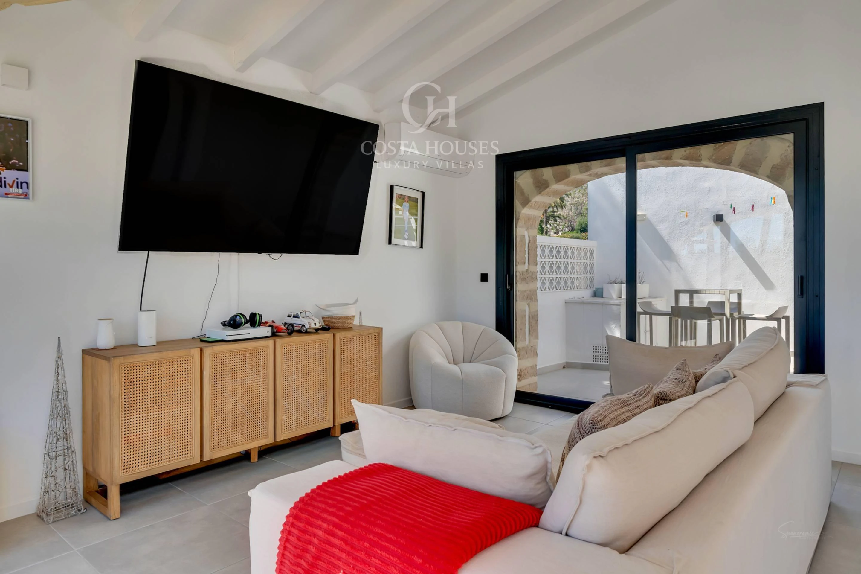 VILLA MONTECALMA · REFUGIO MEDITERRÁNEO CONTEMPORÁNEO CON VISTAS AL MONTGÓ EN JÁVEA