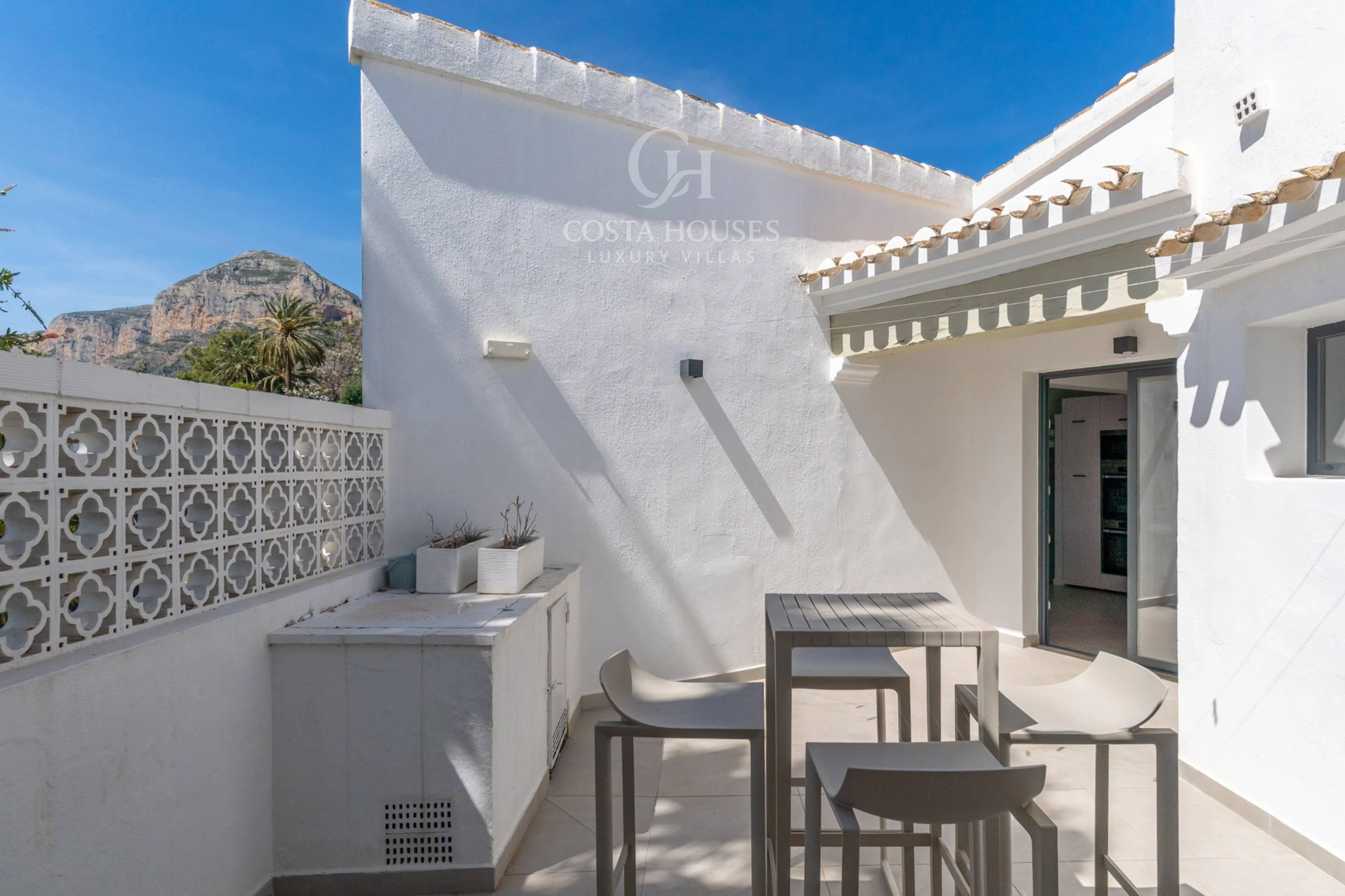 VILLA MONTECALMA · REFUGIO MEDITERRÁNEO CONTEMPORÁNEO CON VISTAS AL MONTGÓ EN JÁVEA