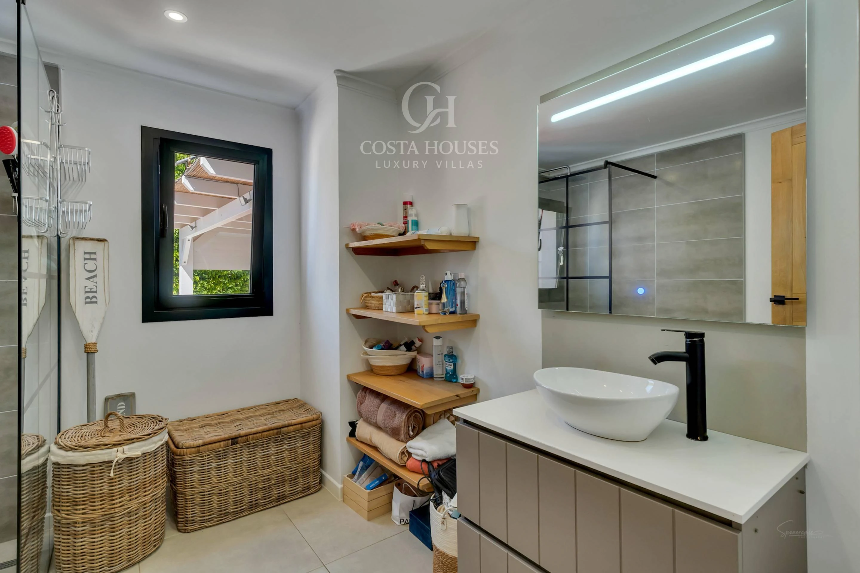 VILLA MONTECALMA · REFUGIO MEDITERRÁNEO CONTEMPORÁNEO CON VISTAS AL MONTGÓ EN JÁVEA