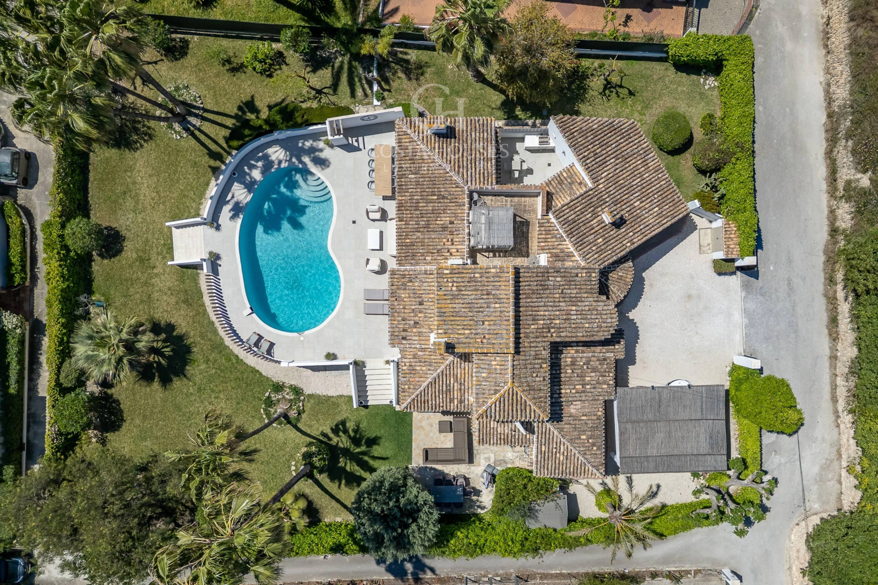 VILLA MONTECALMA · REFUGIO MEDITERRÁNEO CONTEMPORÁNEO CON VISTAS AL MONTGÓ EN JÁVEA