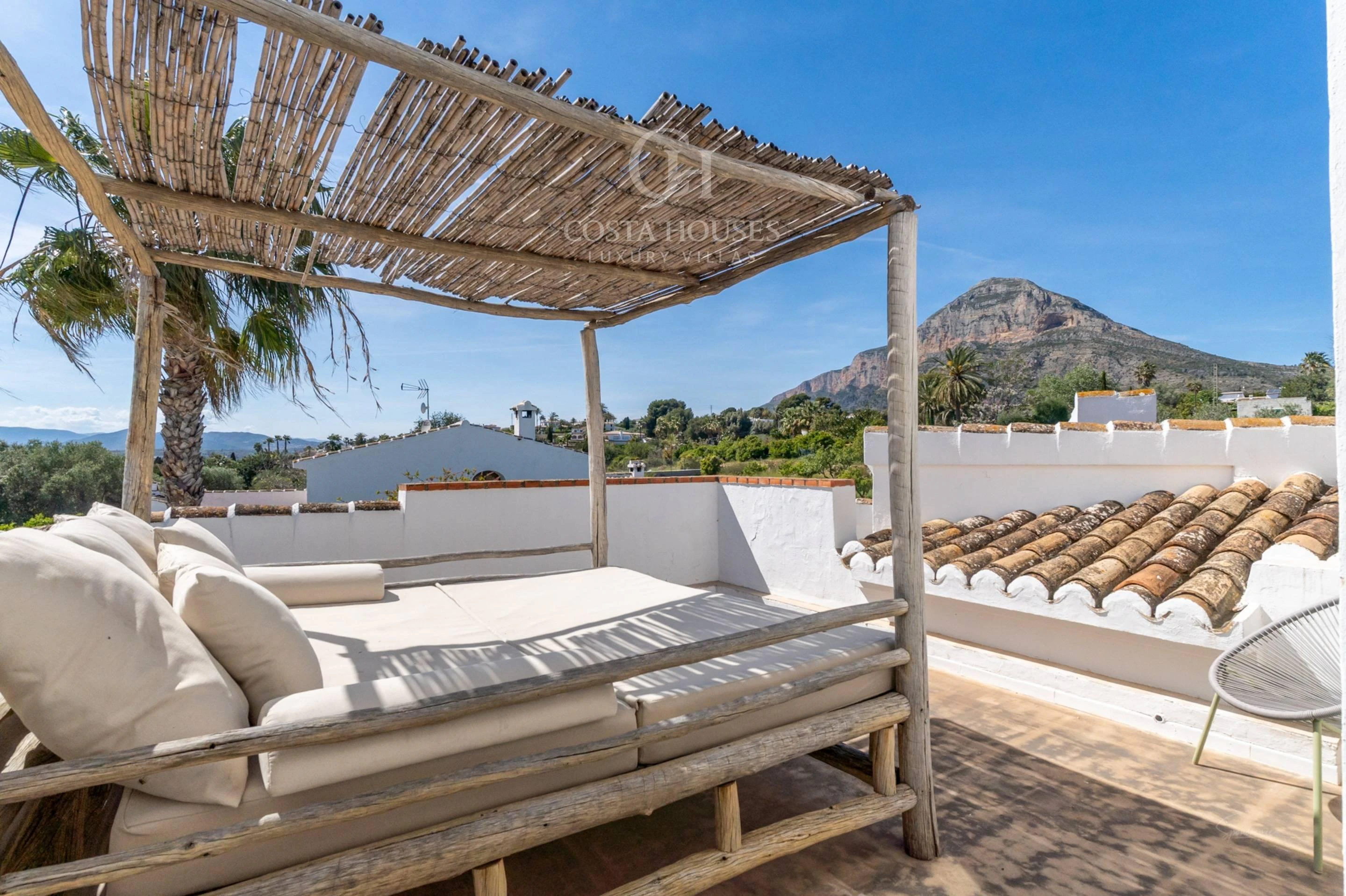 VILLA MONTECALMA · REFUGIO MEDITERRÁNEO CONTEMPORÁNEO CON VISTAS AL MONTGÓ EN JÁVEA