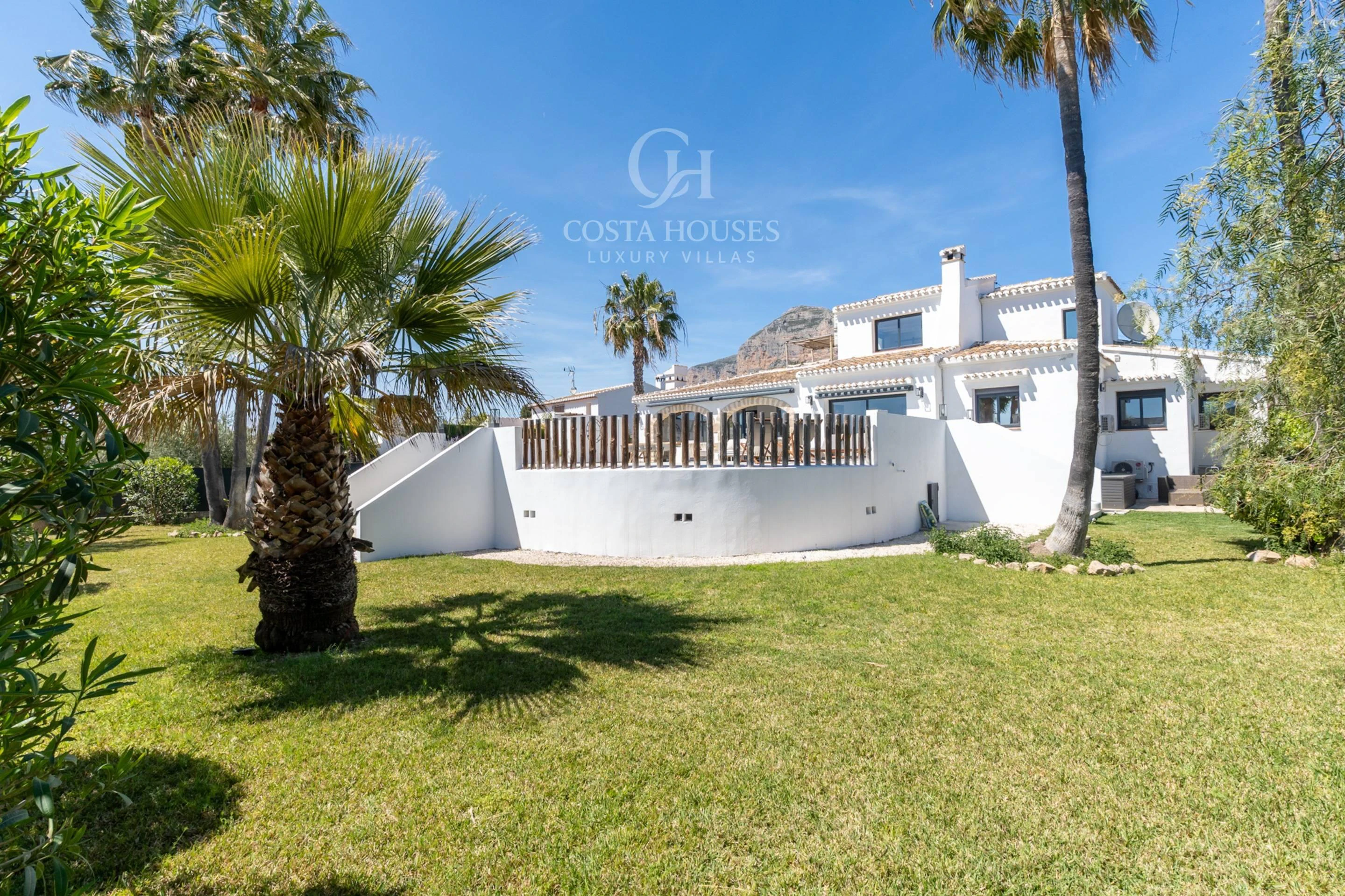 VILLA MONTECALMA · REFUGIO MEDITERRÁNEO CONTEMPORÁNEO CON VISTAS AL MONTGÓ EN JÁVEA
