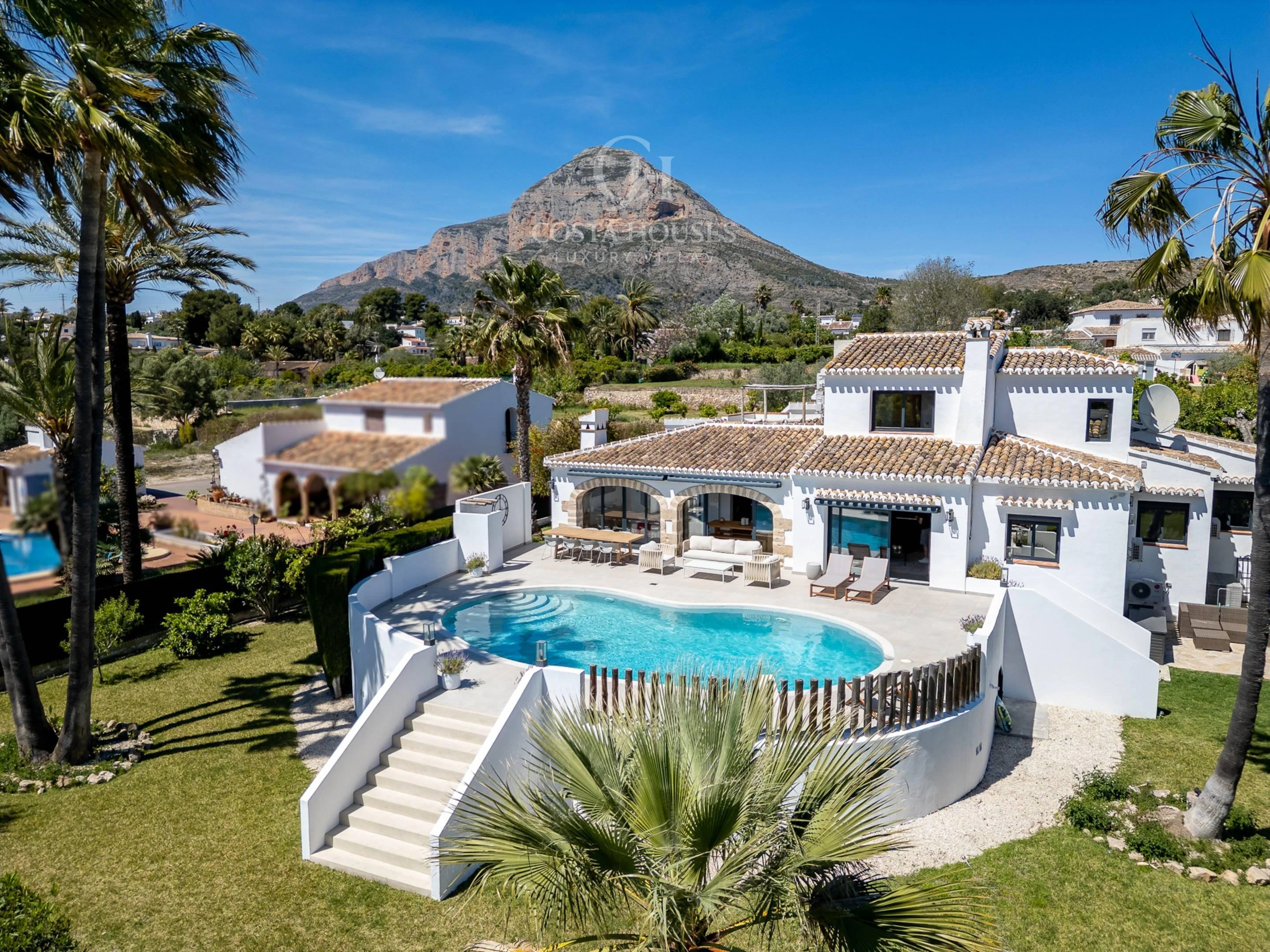 VILLA MONTECALMA · REFUGIO MEDITERRÁNEO CONTEMPORÁNEO CON VISTAS AL MONTGÓ EN JÁVEA