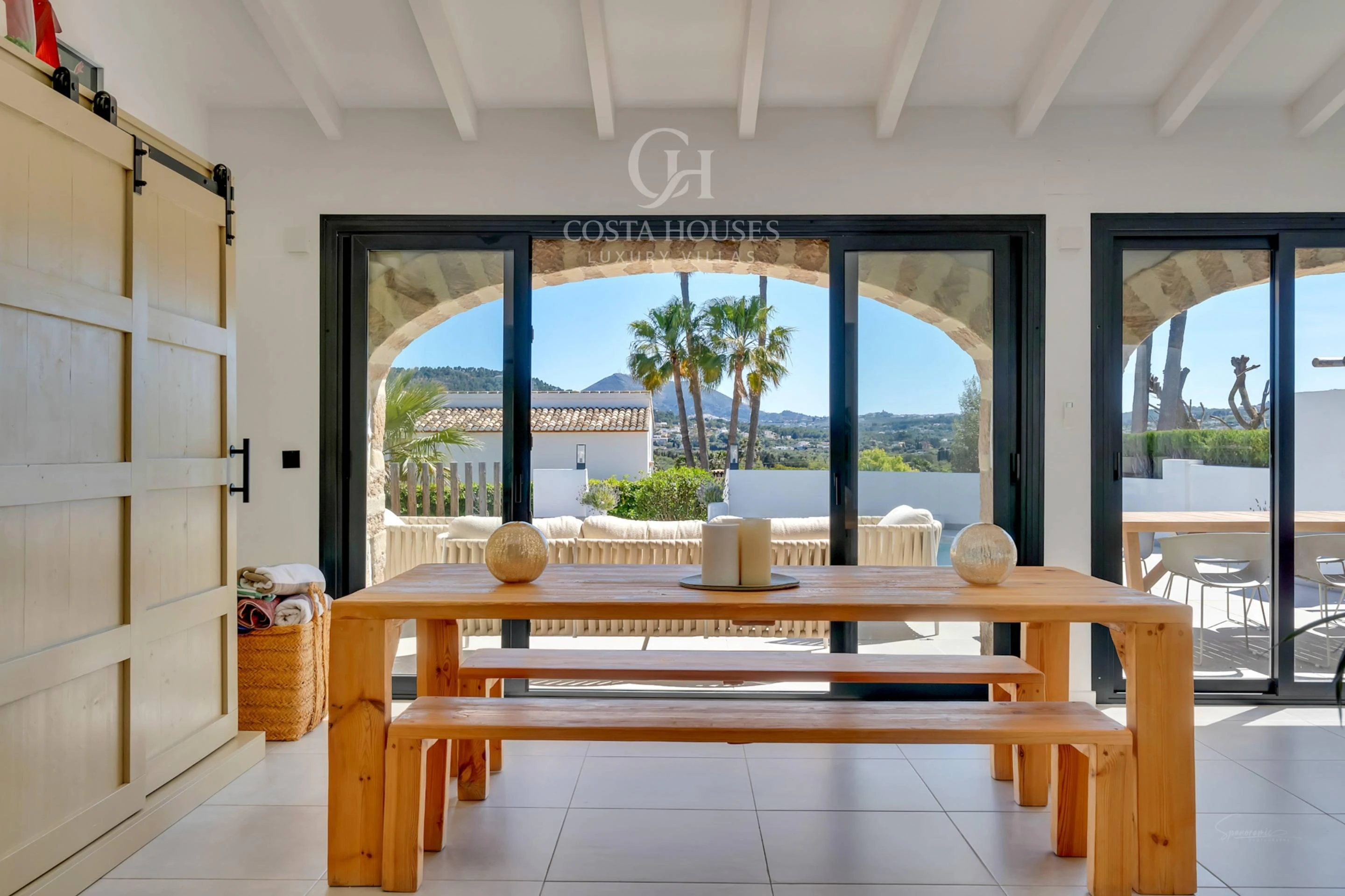VILLA MONTECALMA · REFUGIO MEDITERRÁNEO CONTEMPORÁNEO CON VISTAS AL MONTGÓ EN JÁVEA