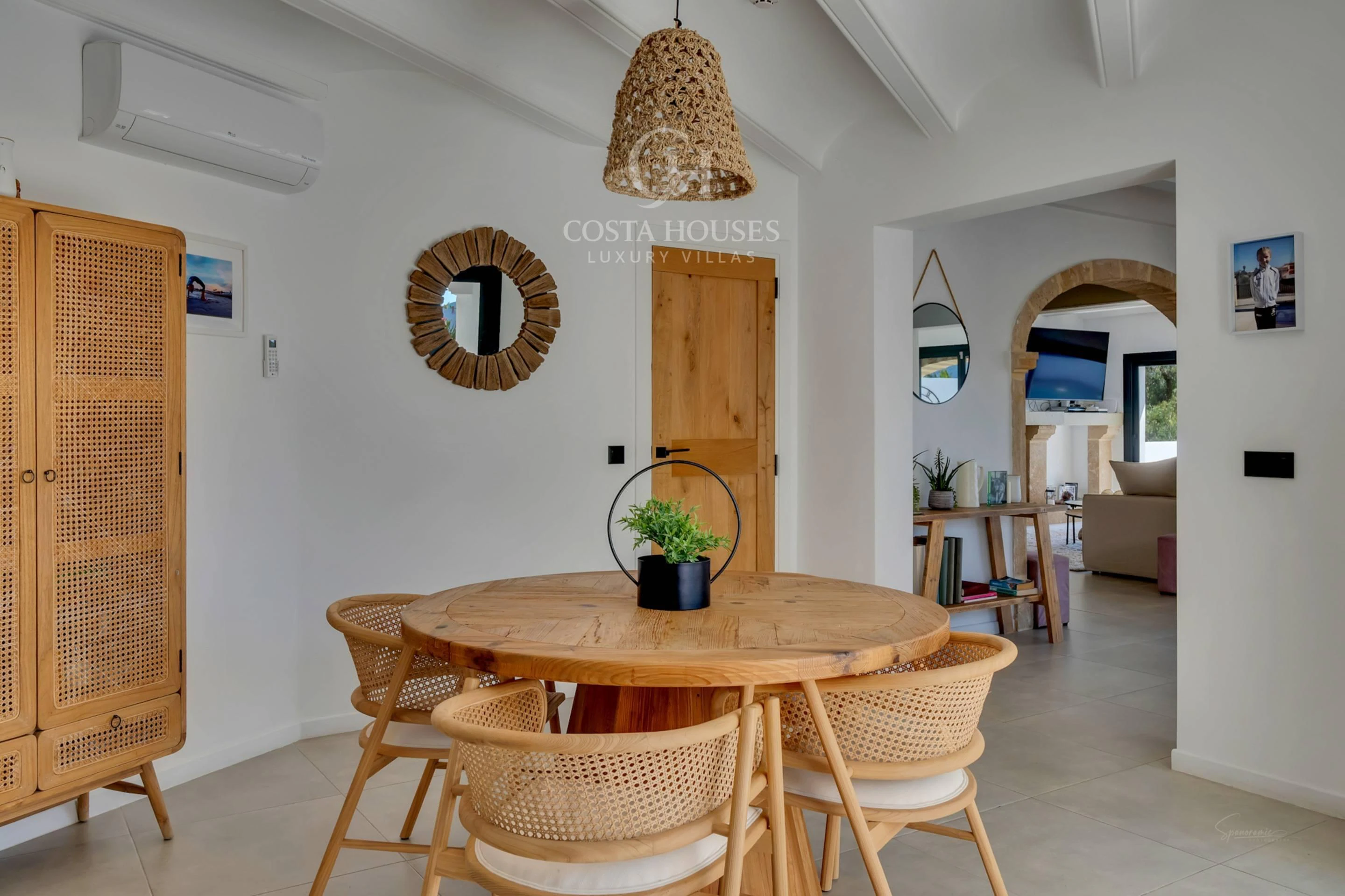 VILLA MONTECALMA · REFUGIO MEDITERRÁNEO CONTEMPORÁNEO CON VISTAS AL MONTGÓ EN JÁVEA