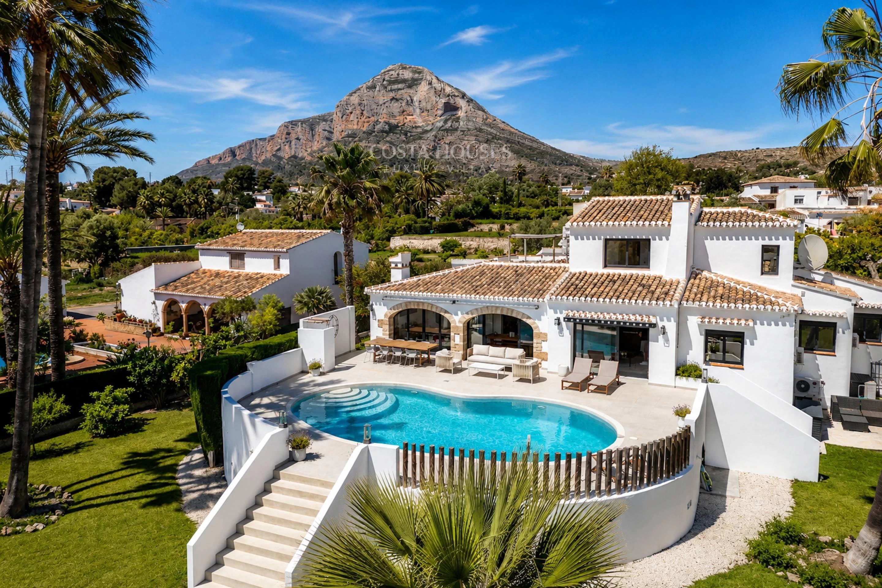 VILLA MONTECALMA · REFUGIO MEDITERRÁNEO CONTEMPORÁNEO CON VISTAS AL MONTGÓ EN JÁVEA