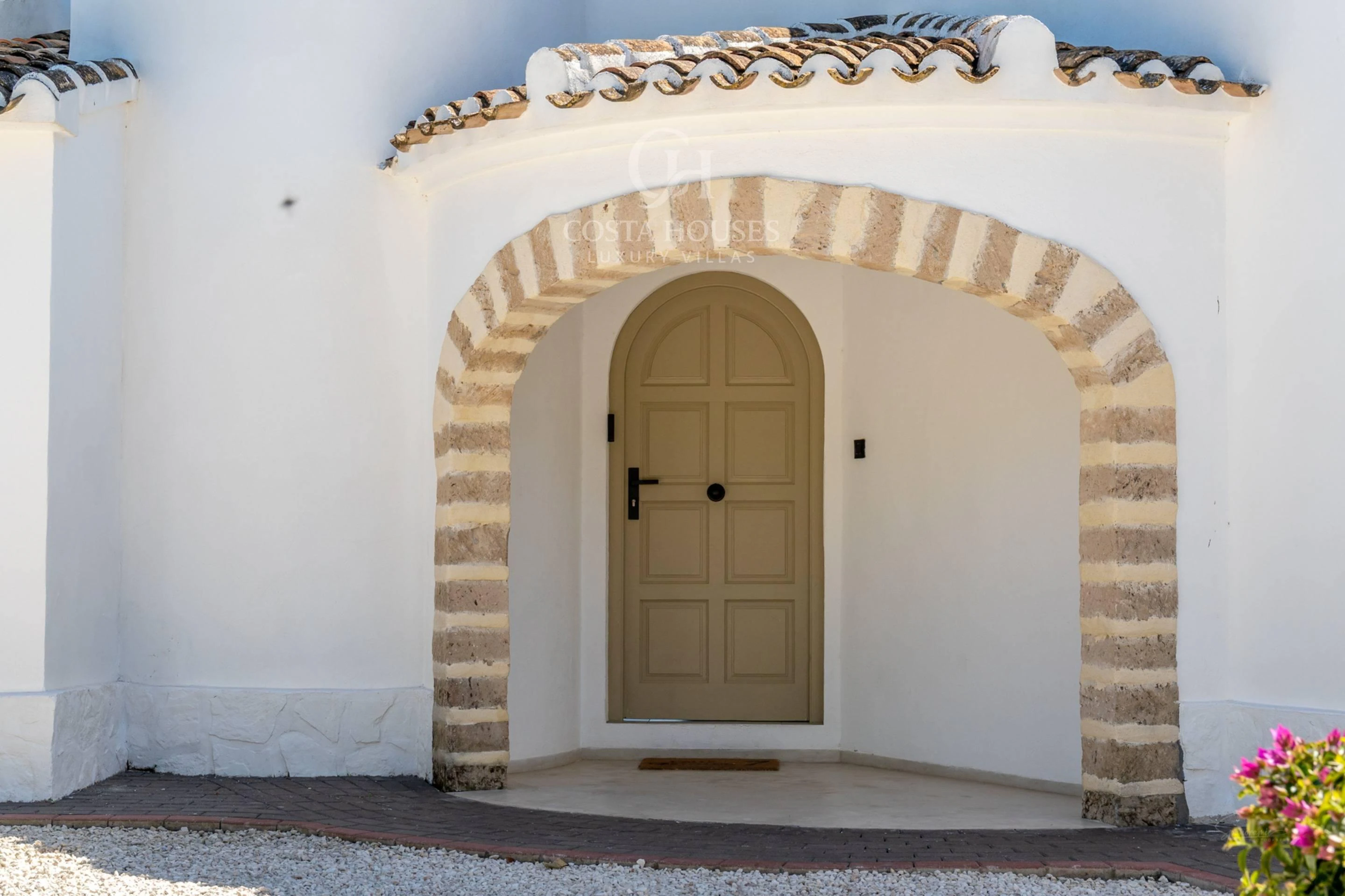 VILLA MONTECALMA · REFUGIO MEDITERRÁNEO CONTEMPORÁNEO CON VISTAS AL MONTGÓ EN JÁVEA
