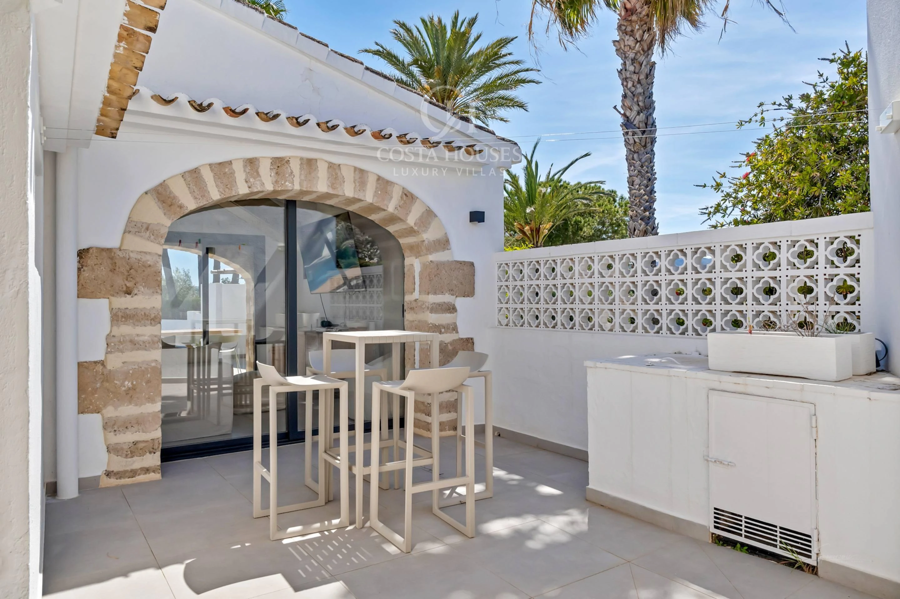 VILLA MONTECALMA · REFUGIO MEDITERRÁNEO CONTEMPORÁNEO CON VISTAS AL MONTGÓ EN JÁVEA