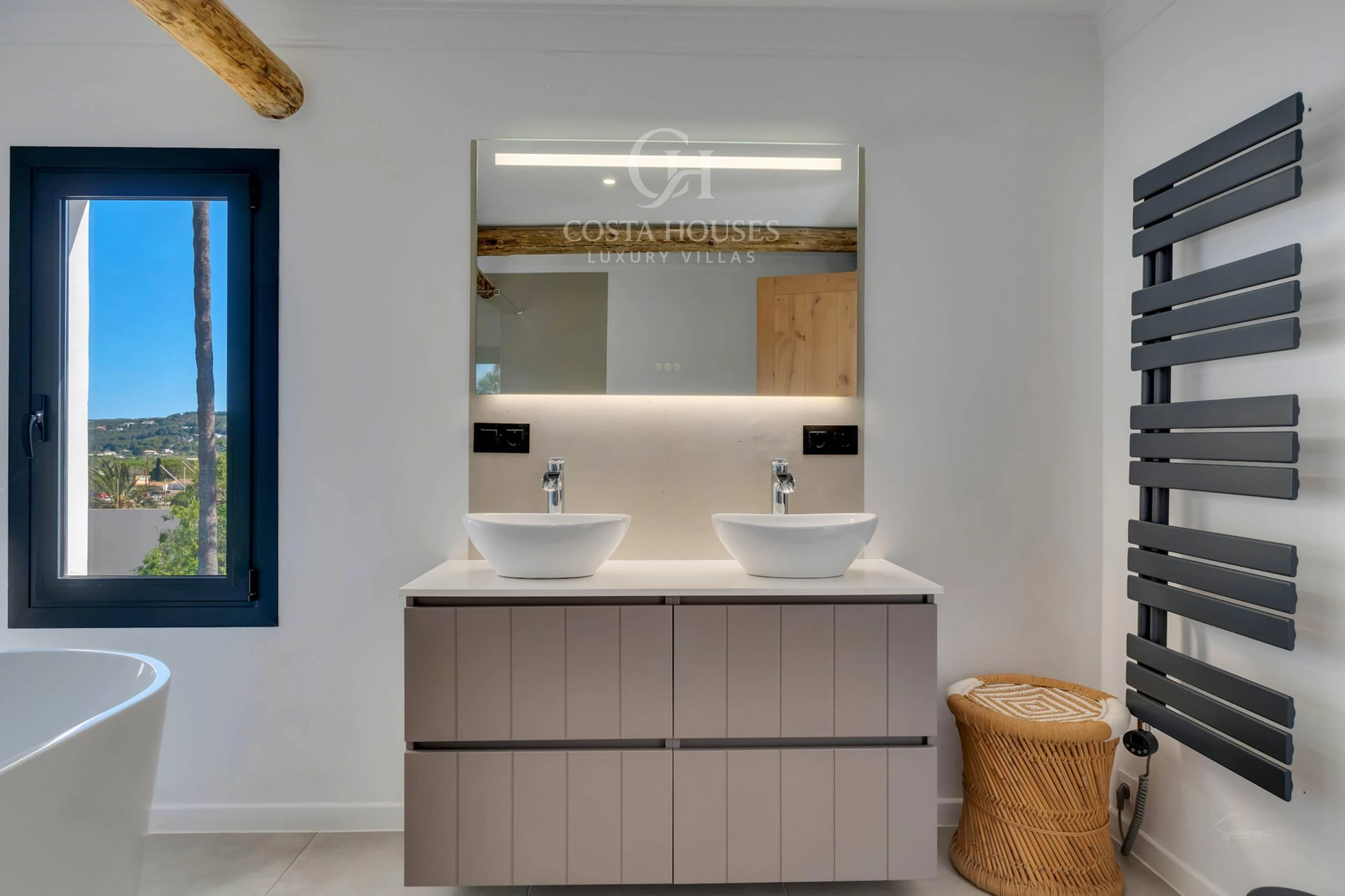 VILLA MONTECALMA · REFUGIO MEDITERRÁNEO CONTEMPORÁNEO CON VISTAS AL MONTGÓ EN JÁVEA