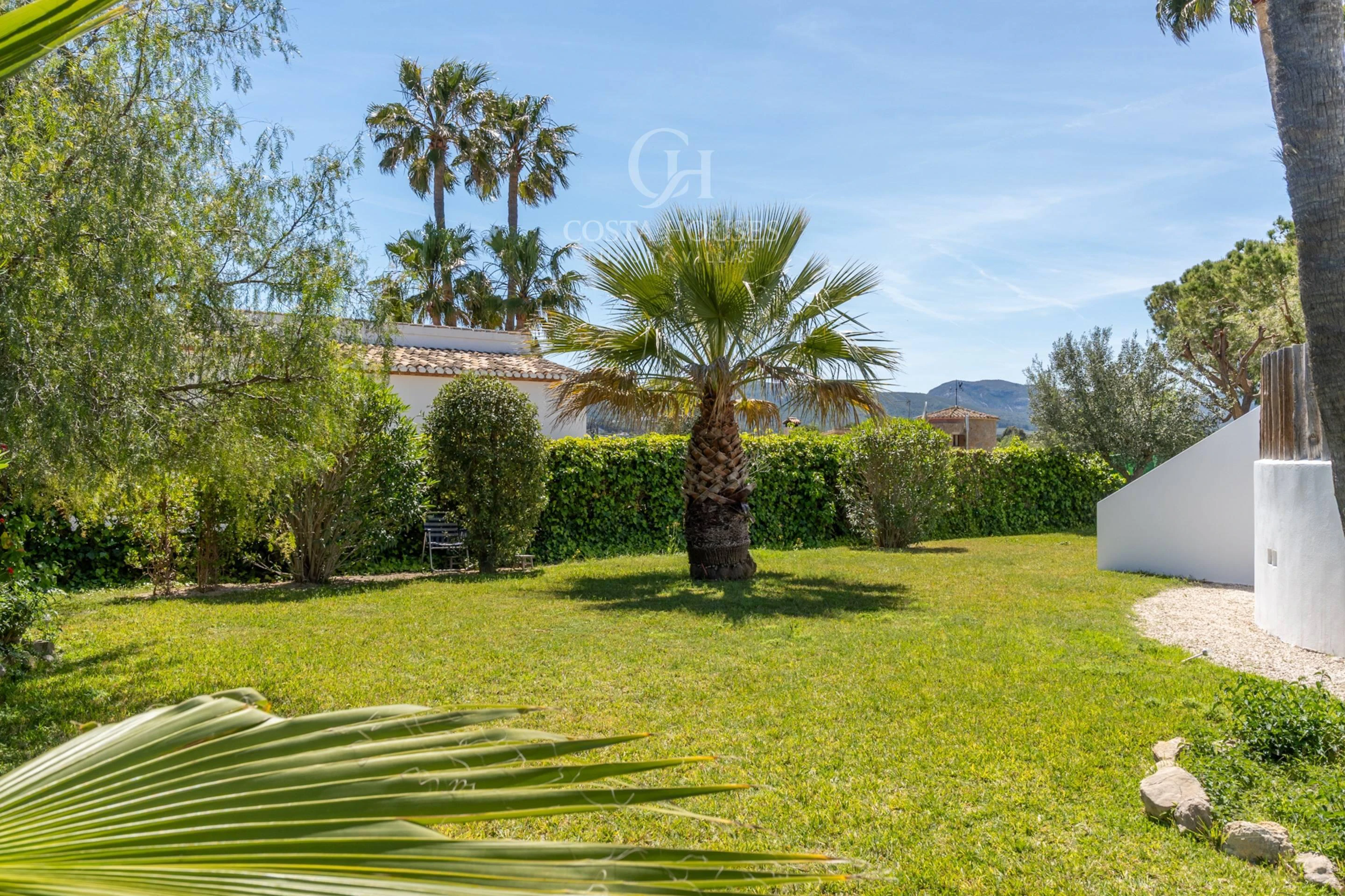 VILLA MONTECALMA · REFUGIO MEDITERRÁNEO CONTEMPORÁNEO CON VISTAS AL MONTGÓ EN JÁVEA