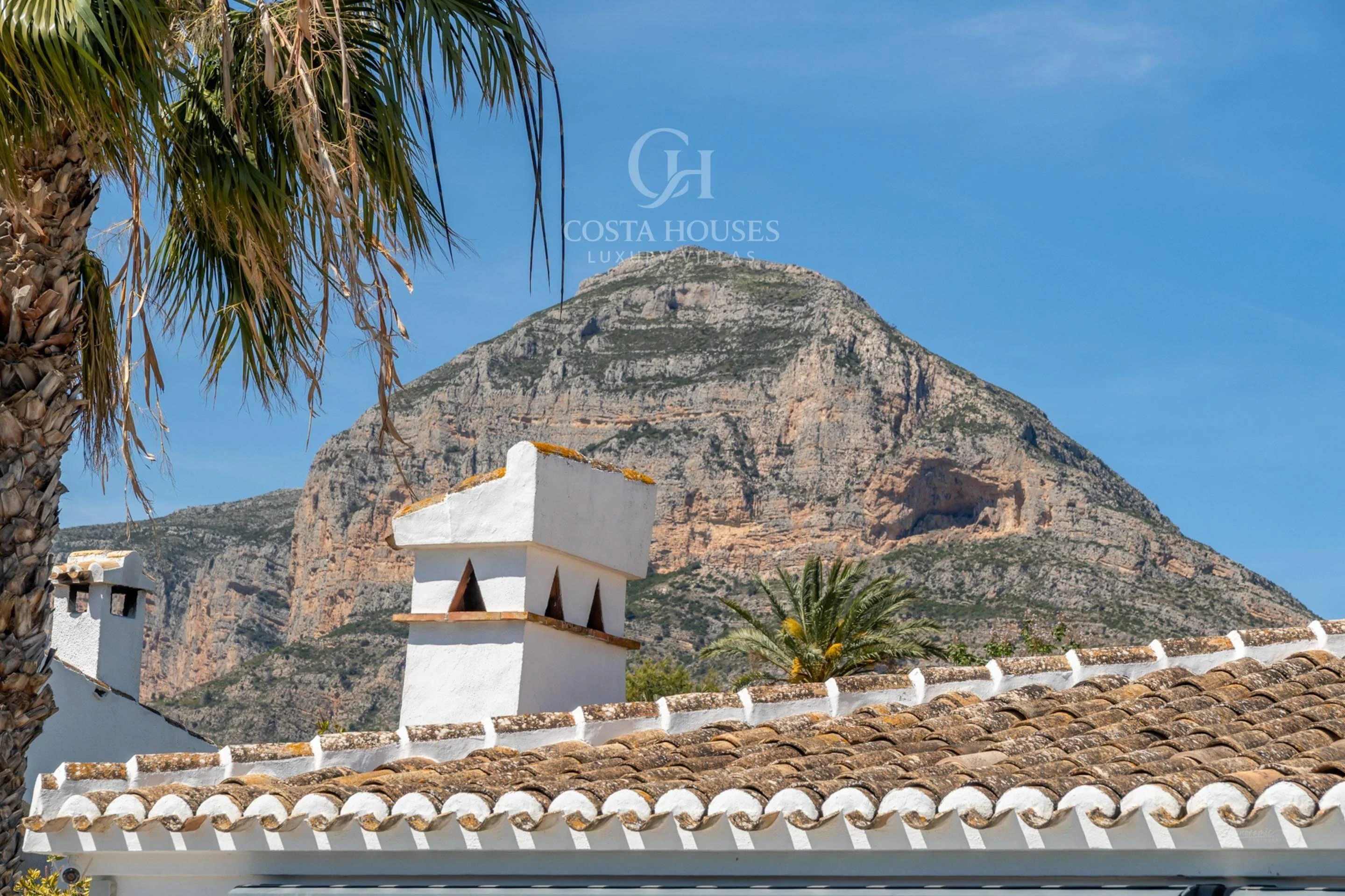 VILLA MONTECALMA · REFUGIO MEDITERRÁNEO CONTEMPORÁNEO CON VISTAS AL MONTGÓ EN JÁVEA