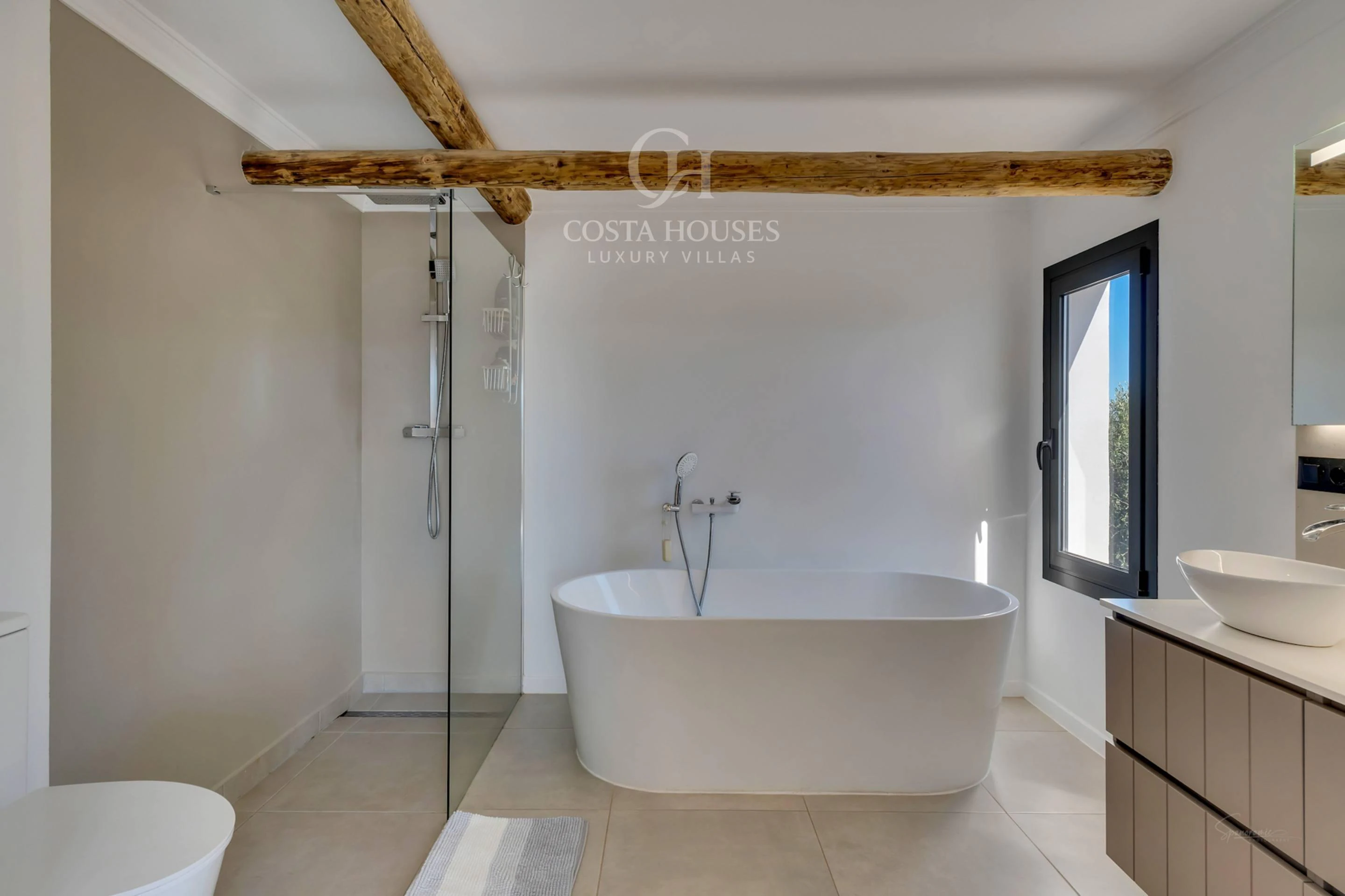 VILLA MONTECALMA · REFUGIO MEDITERRÁNEO CONTEMPORÁNEO CON VISTAS AL MONTGÓ EN JÁVEA
