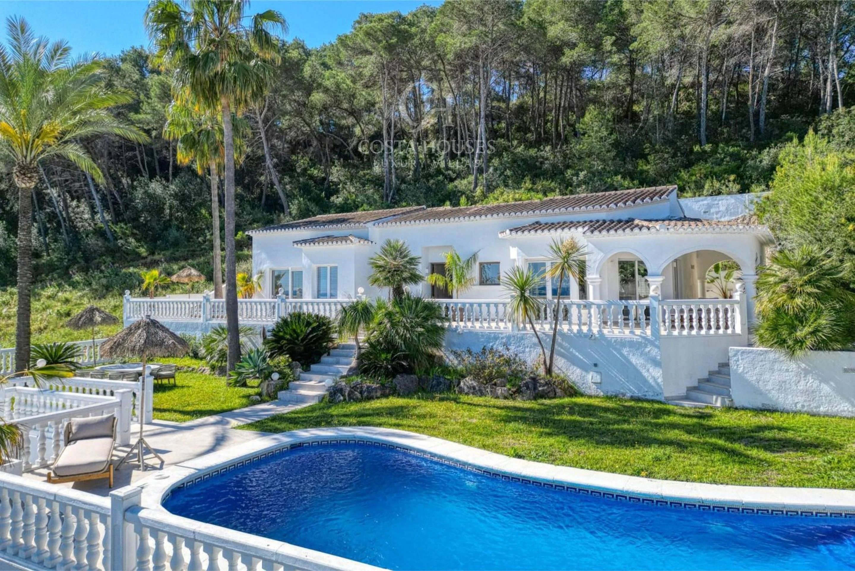 VILLA BRISSA · ELEGANCIA MEDITERRÁNEA CON VISTAS AL MAR EN JÁVEA