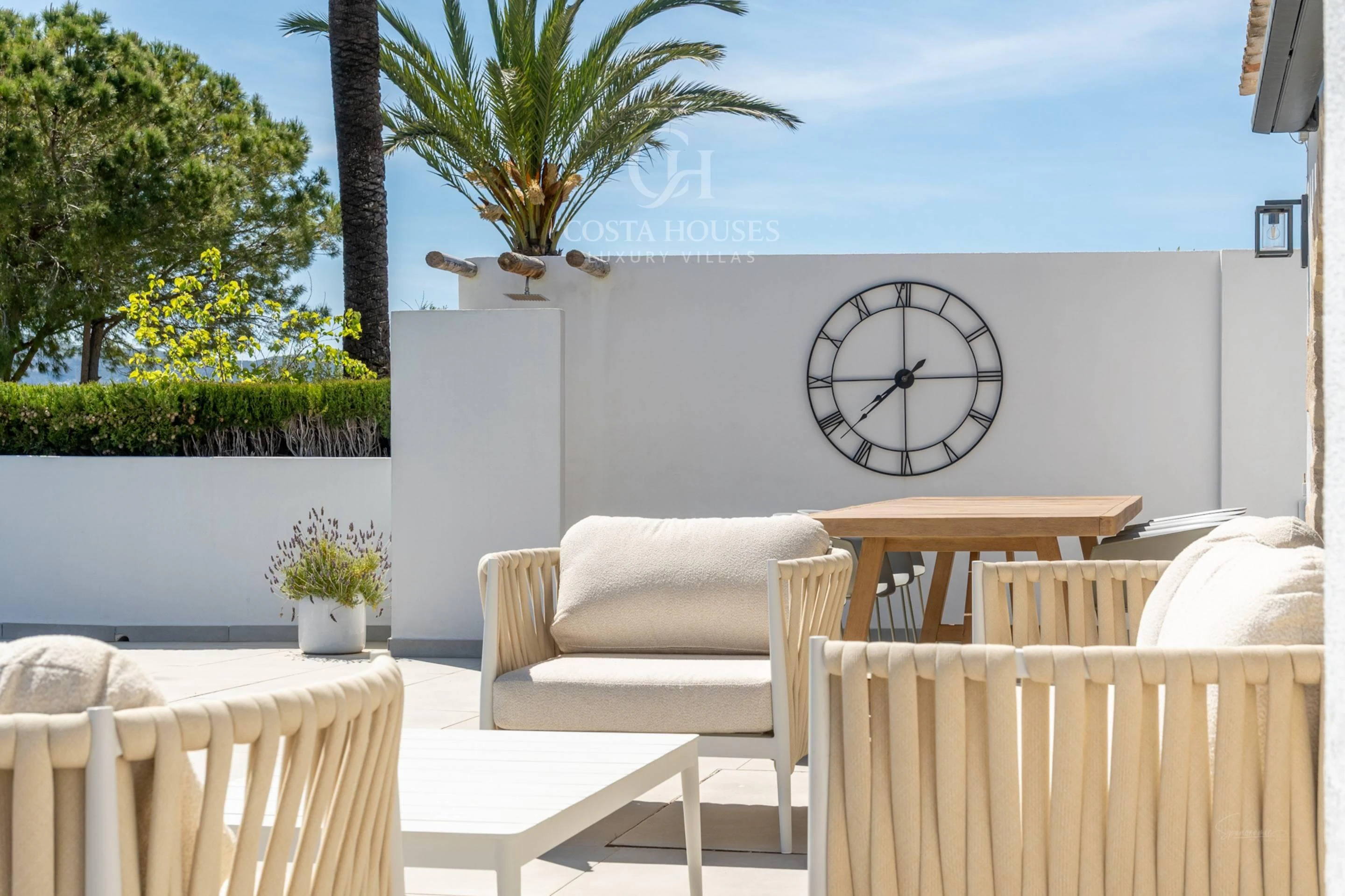 VILLA MONTECALMA · REFUGIO MEDITERRÁNEO CONTEMPORÁNEO CON VISTAS AL MONTGÓ EN JÁVEA