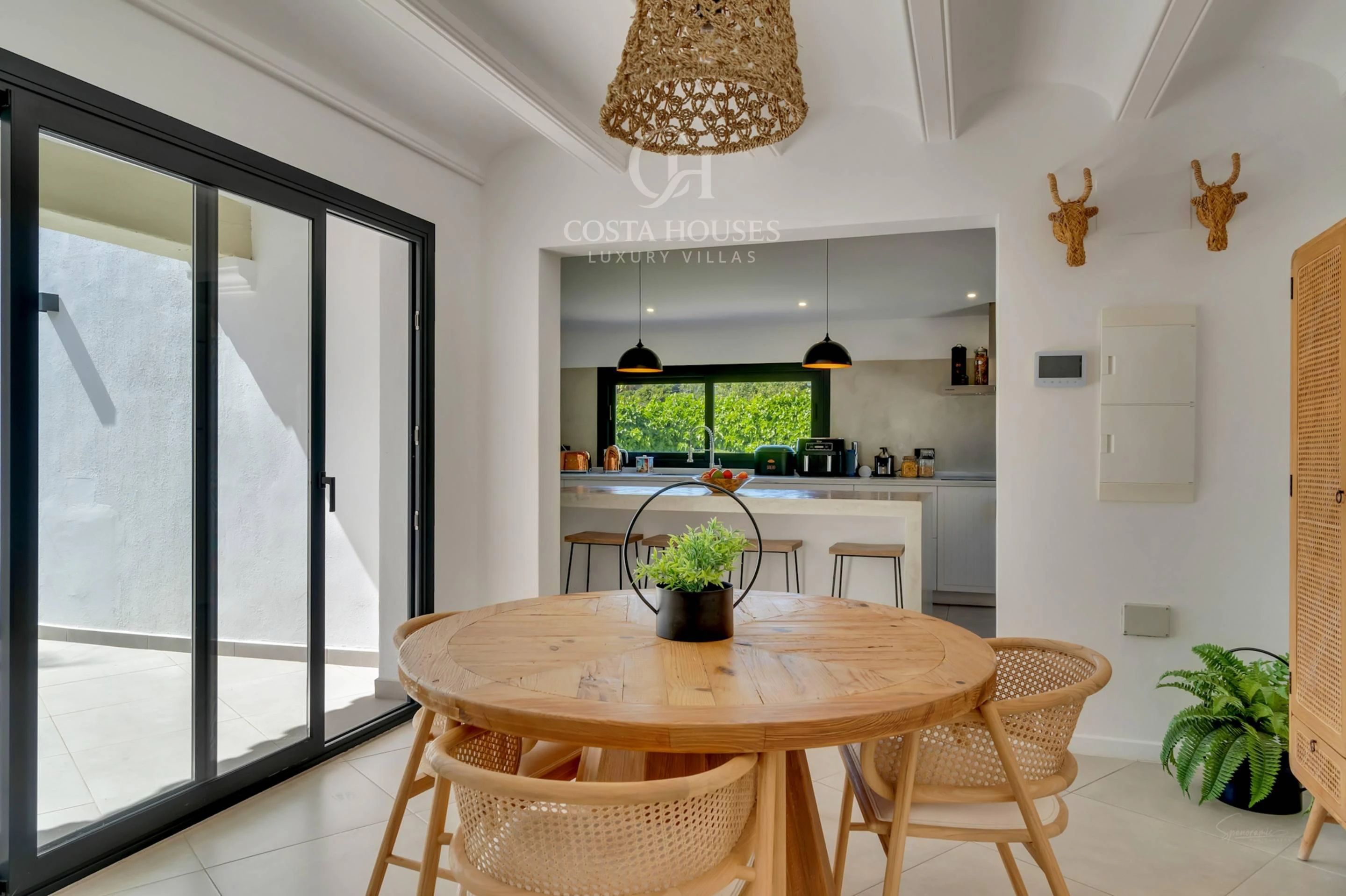 VILLA MONTECALMA · REFUGIO MEDITERRÁNEO CONTEMPORÁNEO CON VISTAS AL MONTGÓ EN JÁVEA