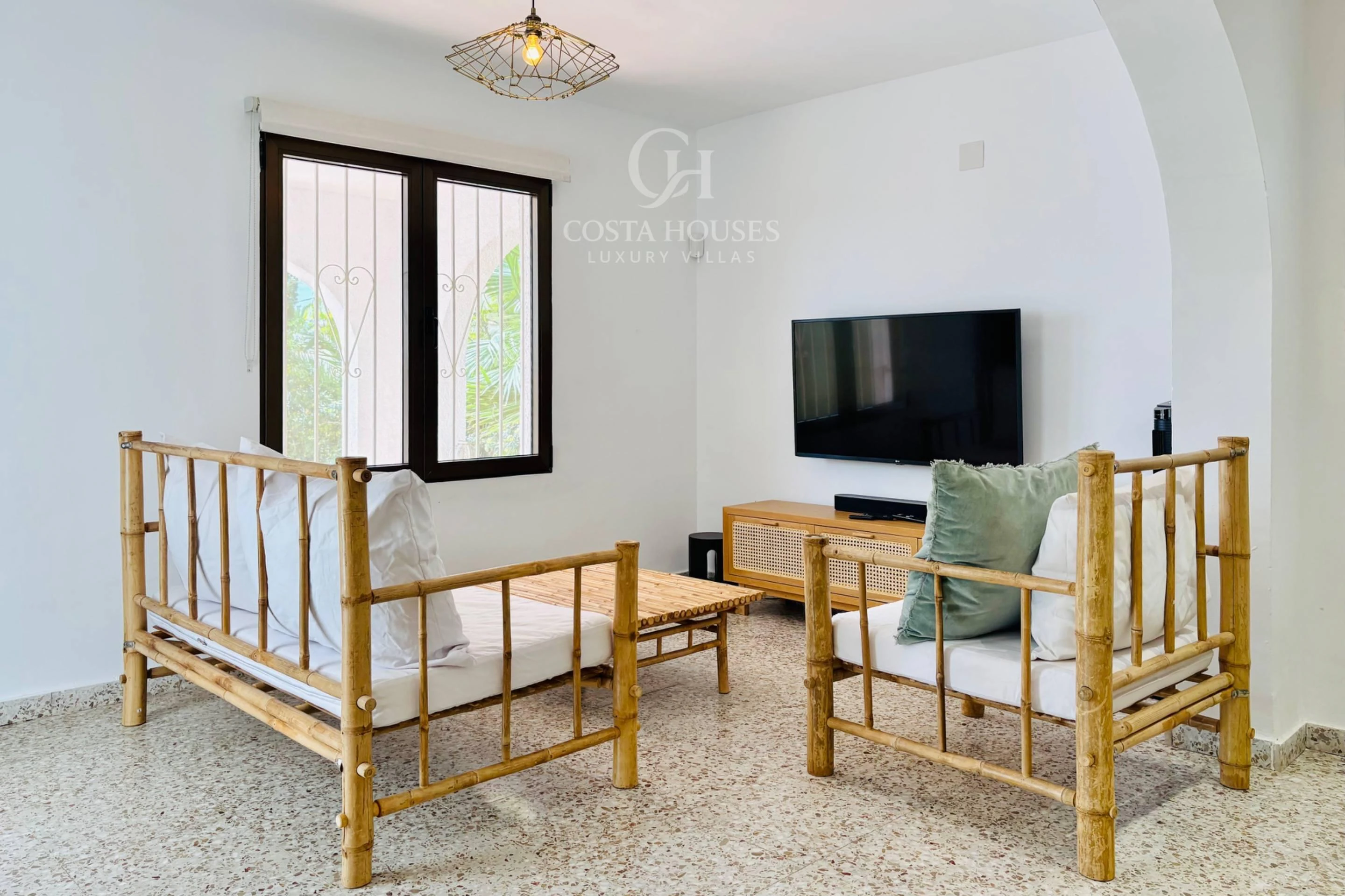 VILLA AZUREA · LUZ MEDITERRANEA Y VIDA EXTERIOR EN BENISSA