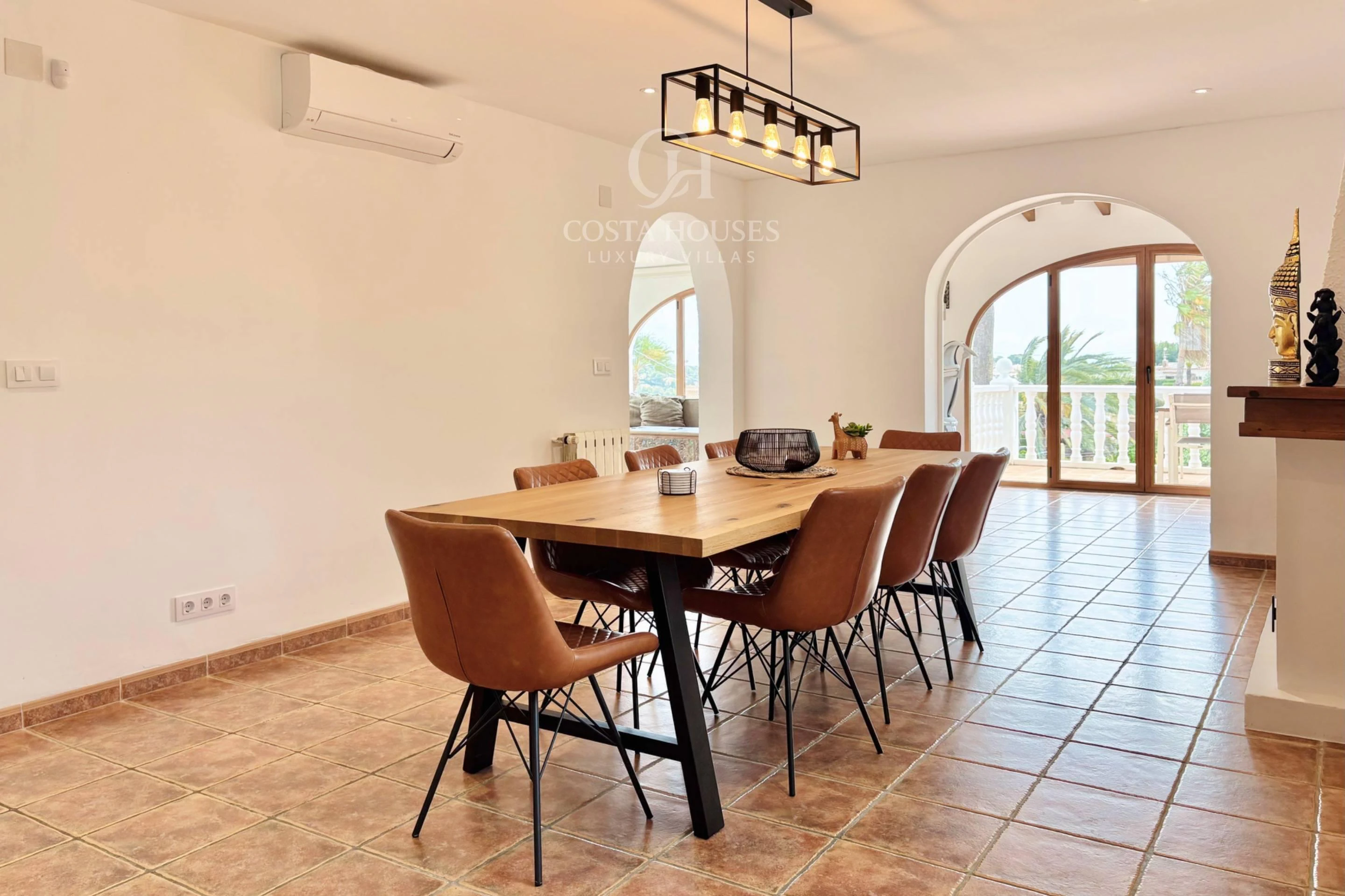 VILLA AZUREA · LUZ MEDITERRANEA Y VIDA EXTERIOR EN BENISSA