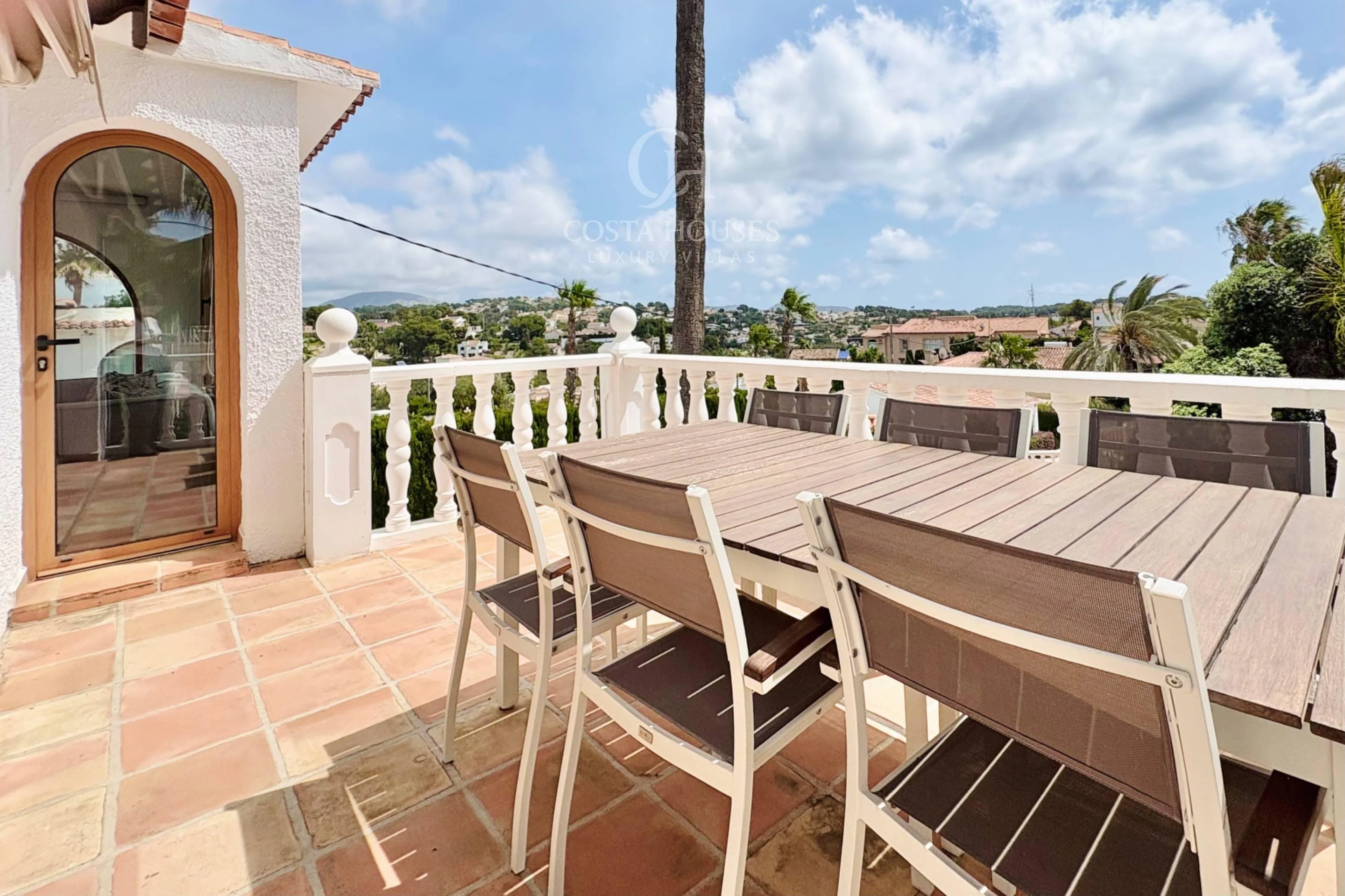 VILLA AZUREA · LUZ MEDITERRANEA Y VIDA EXTERIOR EN BENISSA
