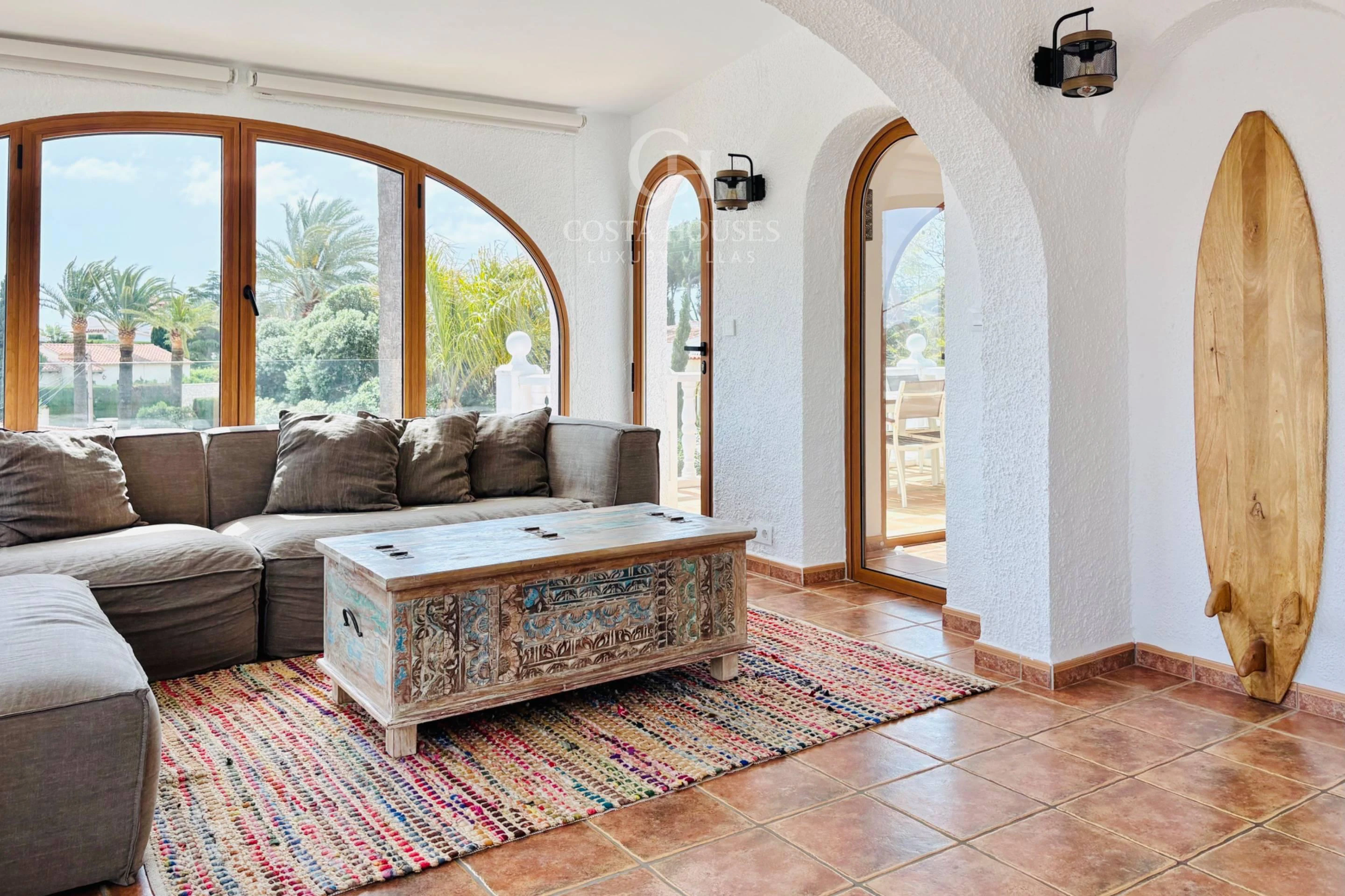 VILLA AZUREA · LUZ MEDITERRANEA Y VIDA EXTERIOR EN BENISSA