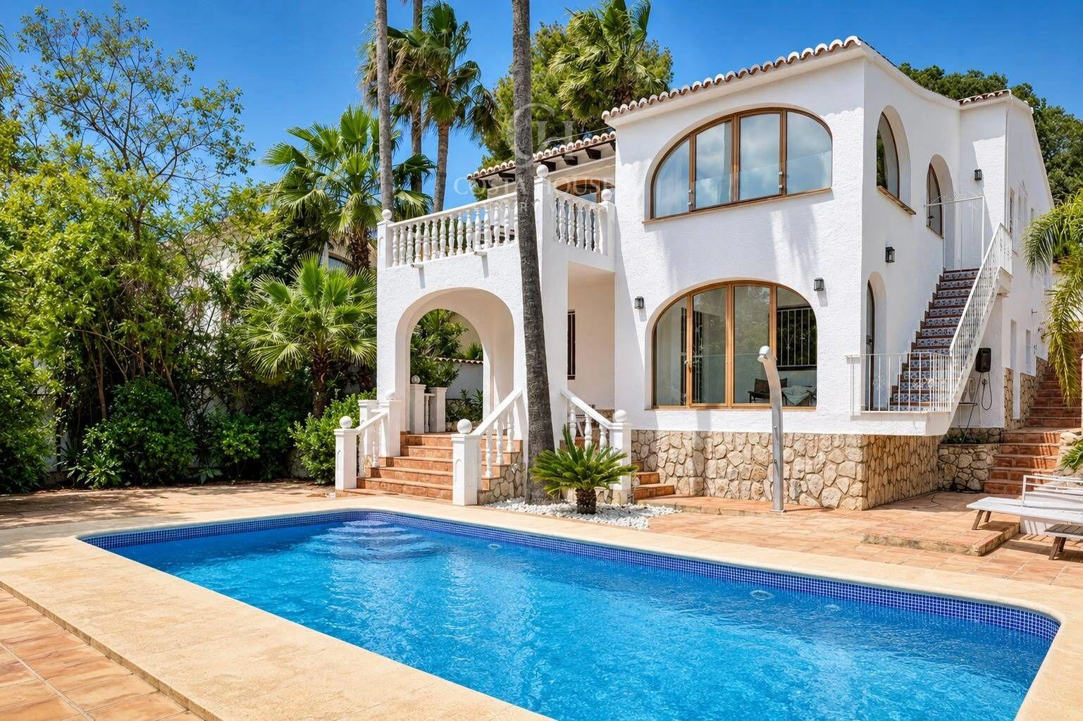 VILLA AZUREA · LUZ MEDITERRANEA Y VIDA EXTERIOR EN BENISSA
