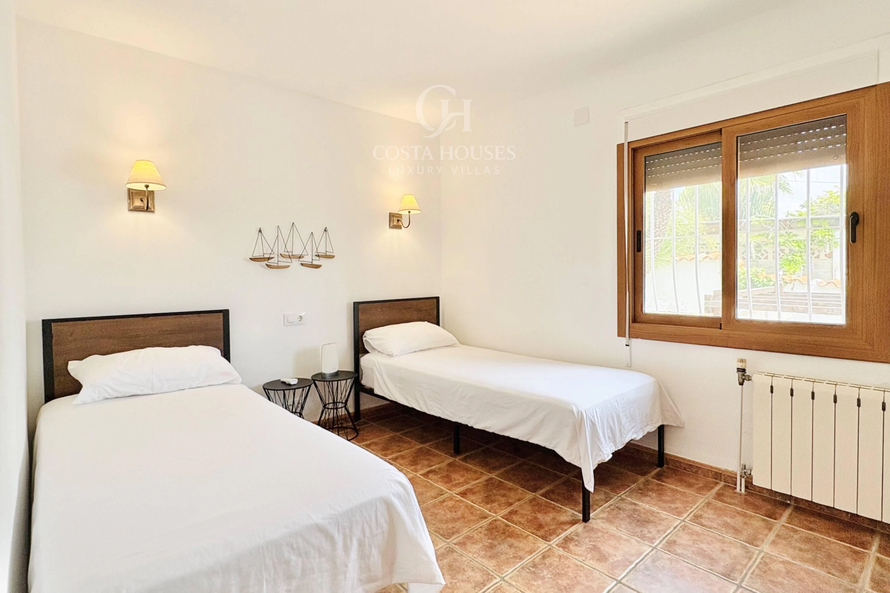VILLA AZUREA · LUZ MEDITERRANEA Y VIDA EXTERIOR EN BENISSA