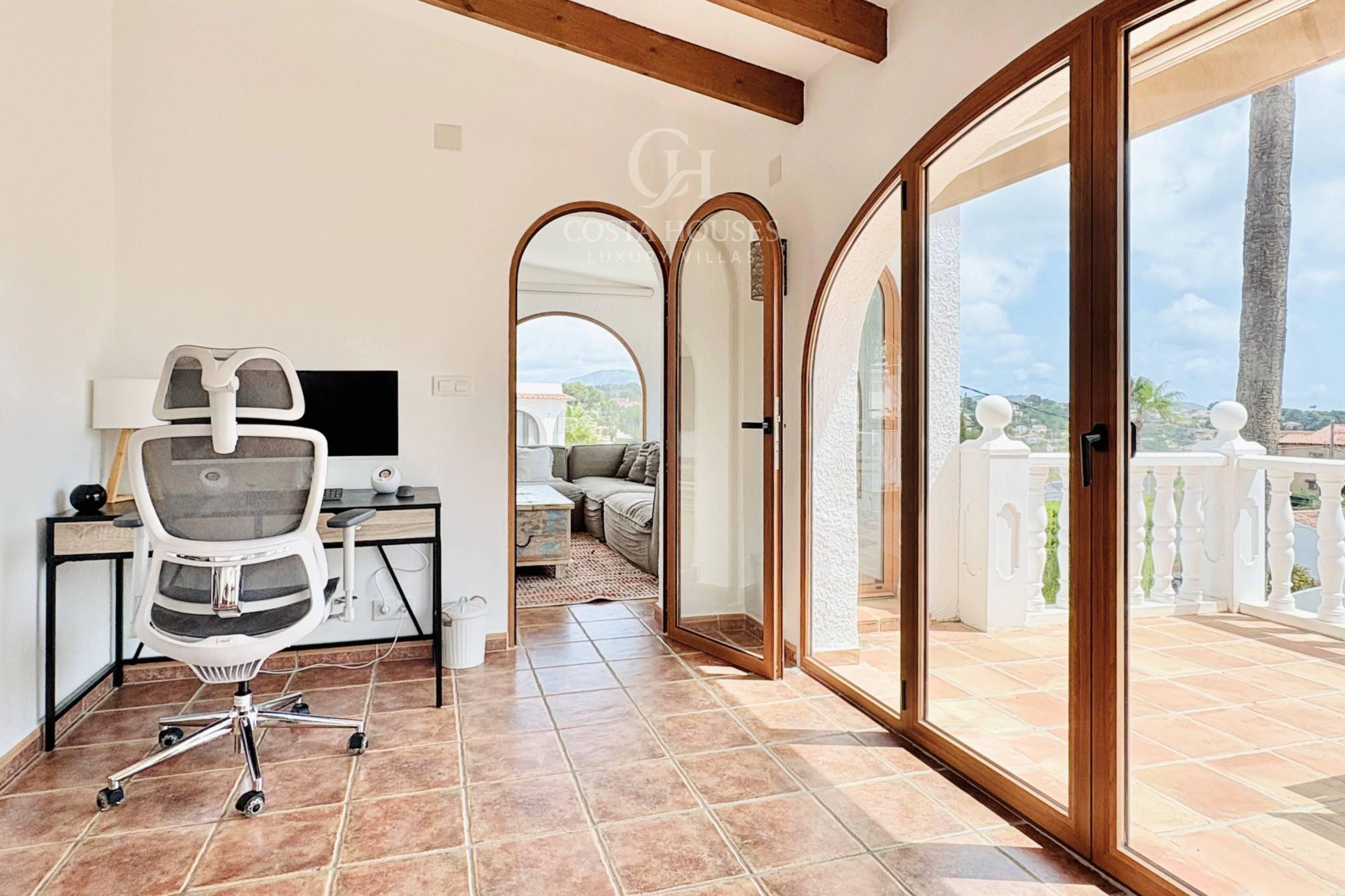 VILLA AZUREA · LUZ MEDITERRANEA Y VIDA EXTERIOR EN BENISSA