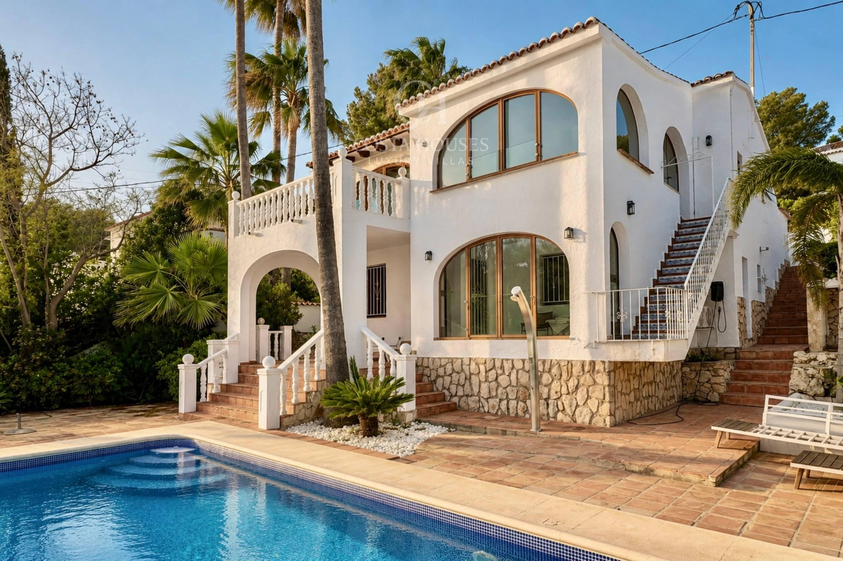 VILLA AZUREA · LUZ MEDITERRANEA Y VIDA EXTERIOR EN BENISSA