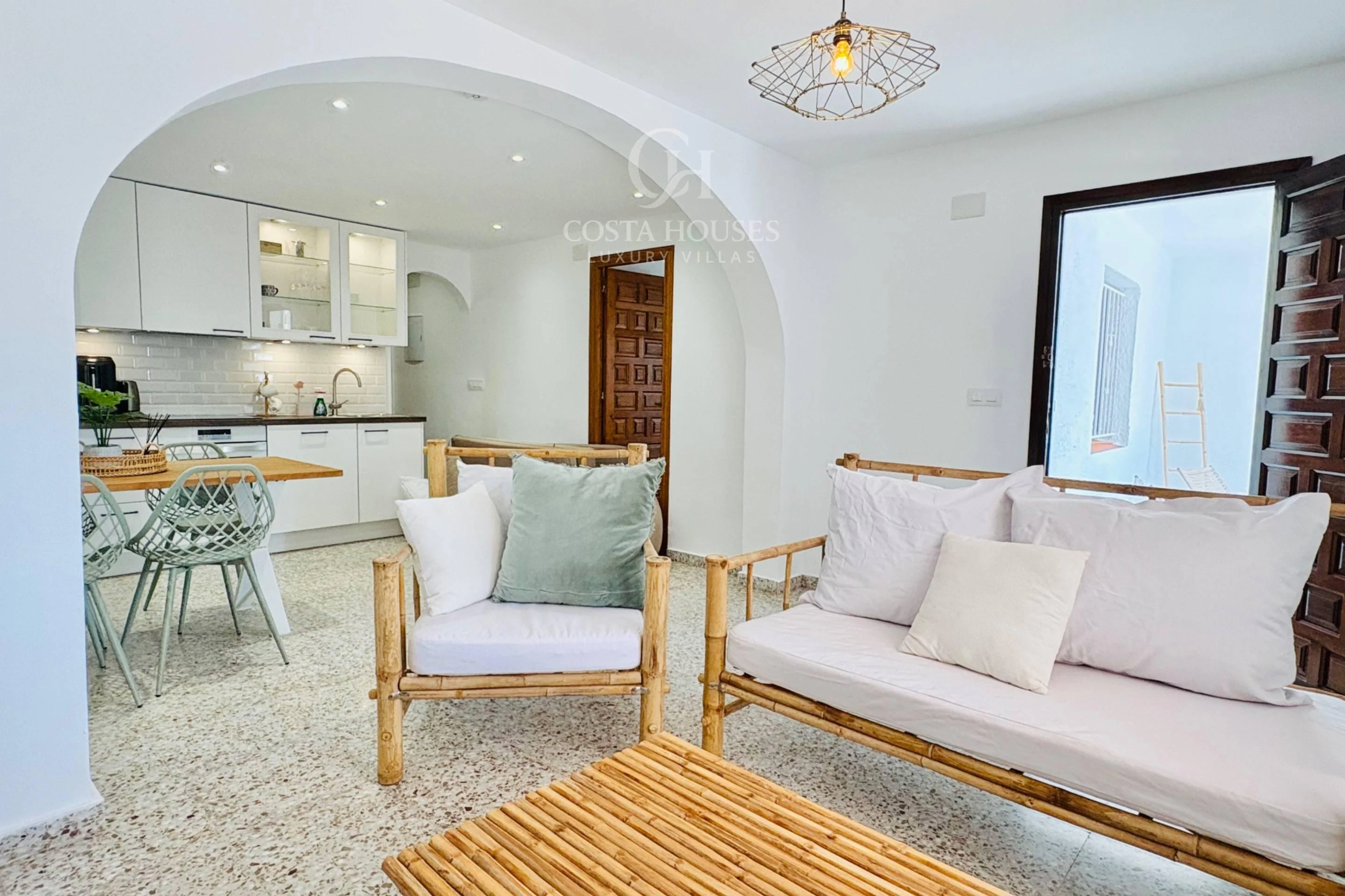 VILLA AZUREA · LUZ MEDITERRANEA Y VIDA EXTERIOR EN BENISSA