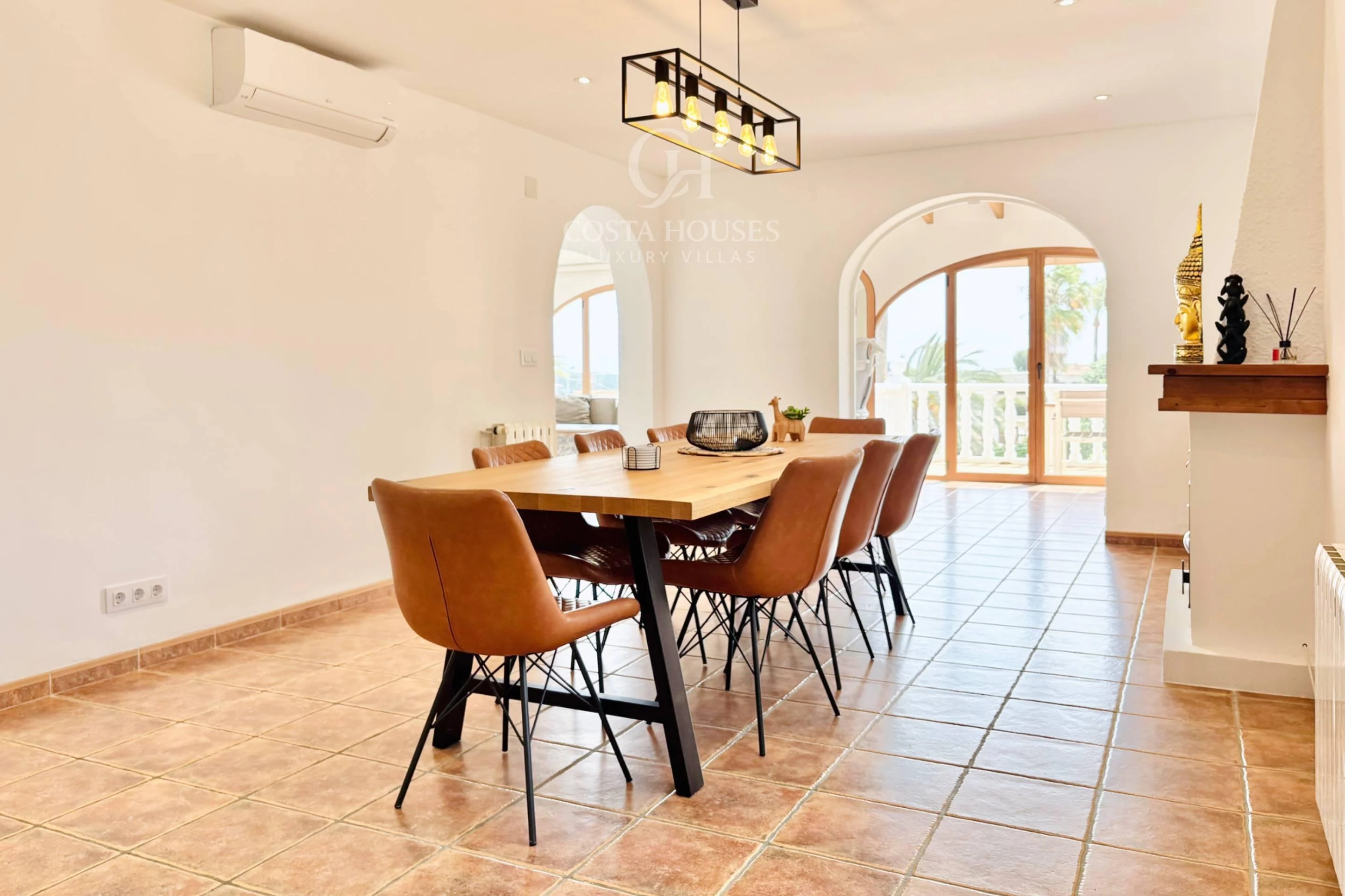 VILLA AZUREA · LUZ MEDITERRANEA Y VIDA EXTERIOR EN BENISSA