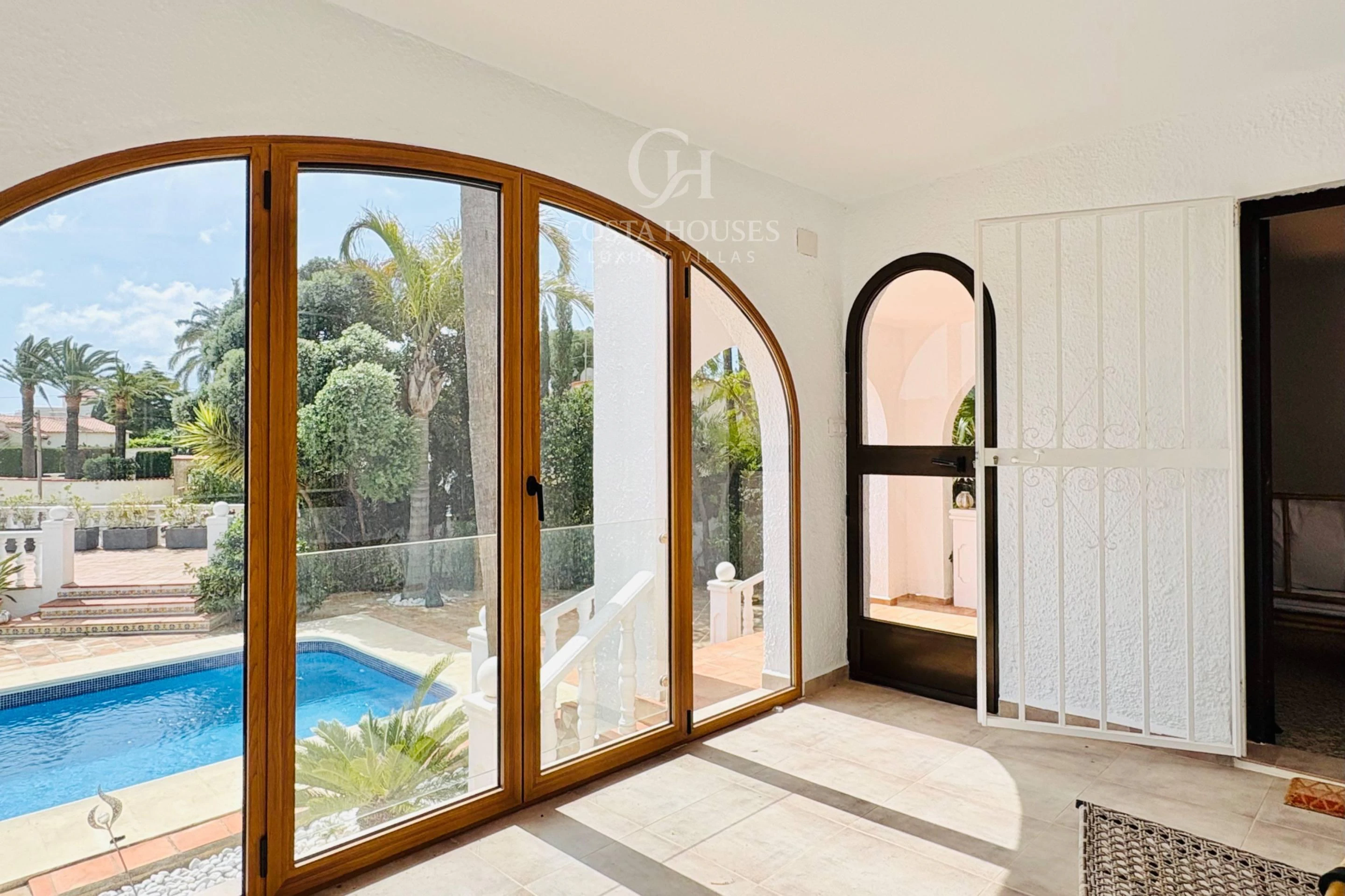 VILLA AZUREA · LUZ MEDITERRANEA Y VIDA EXTERIOR EN BENISSA
