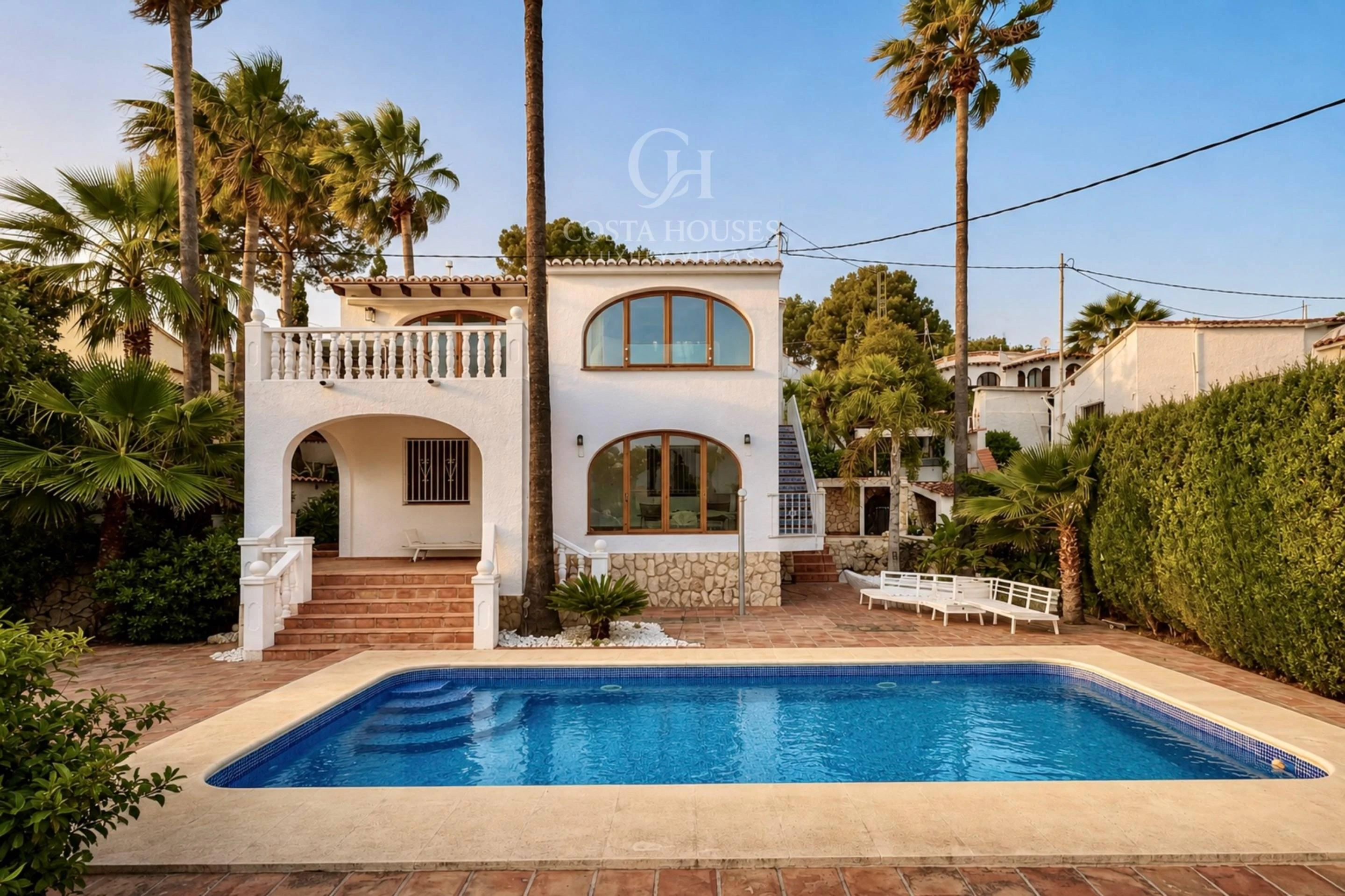 VILLA AZUREA · LUZ MEDITERRANEA Y VIDA EXTERIOR EN BENISSA