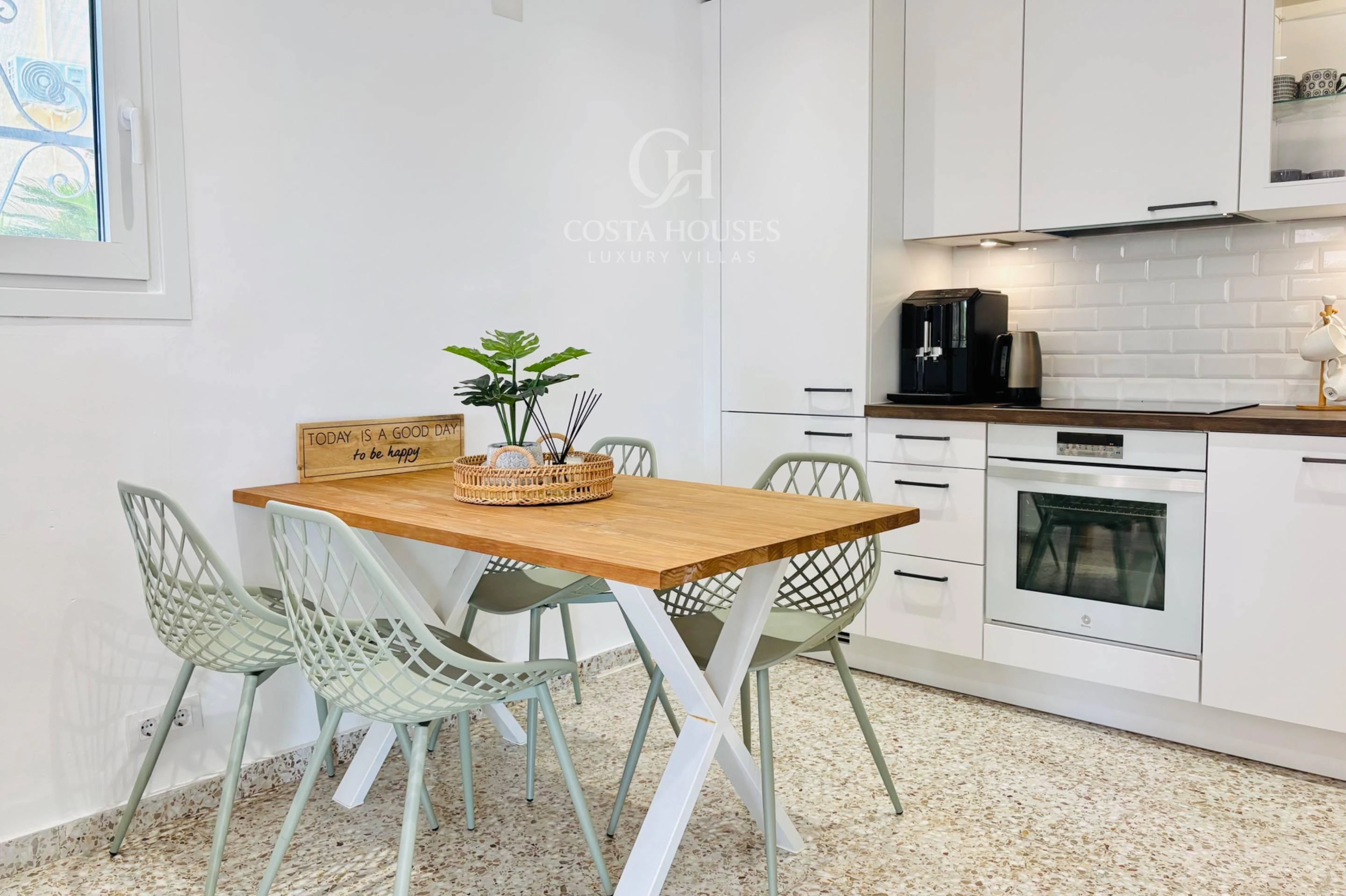 VILLA AZUREA · LUZ MEDITERRANEA Y VIDA EXTERIOR EN BENISSA