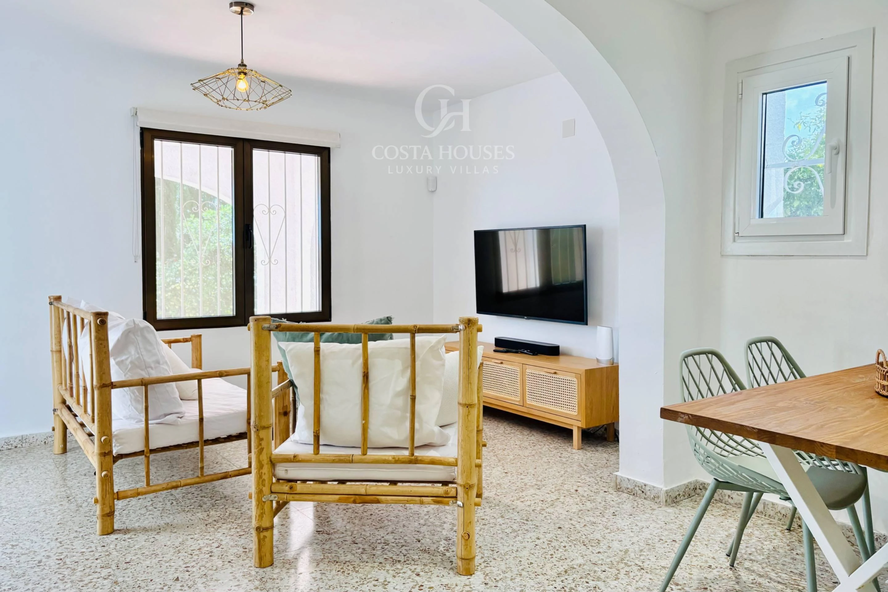 VILLA AZUREA · LUZ MEDITERRANEA Y VIDA EXTERIOR EN BENISSA